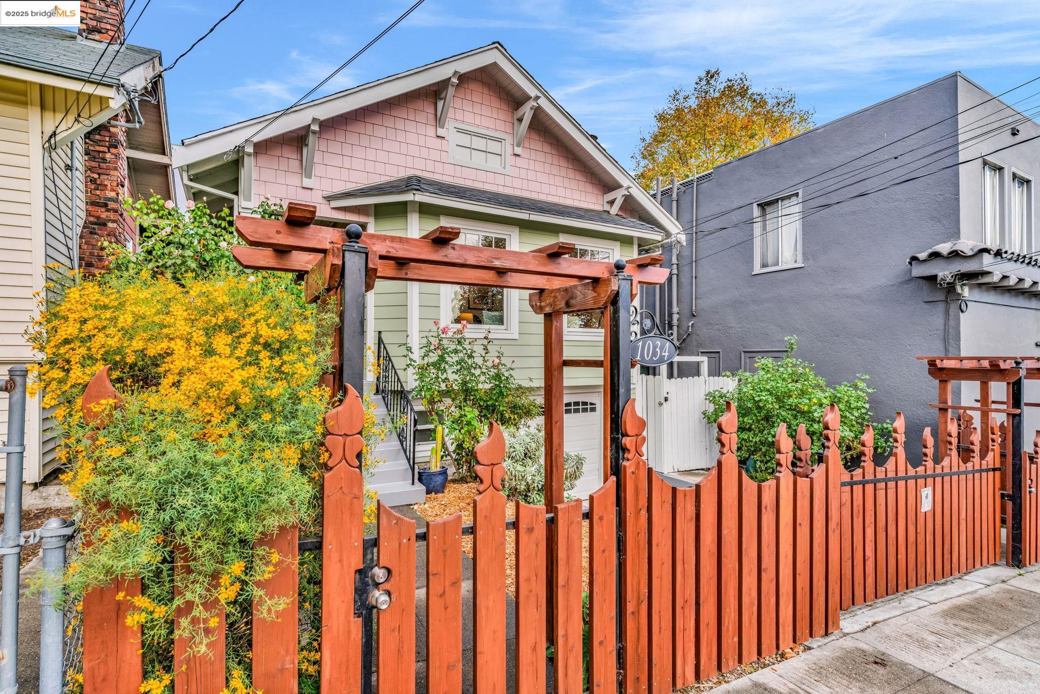 Detail Gallery Image 3 of 47 For 1034 E 21st St, Oakland,  CA 94606 - 2 Beds | 2 Baths