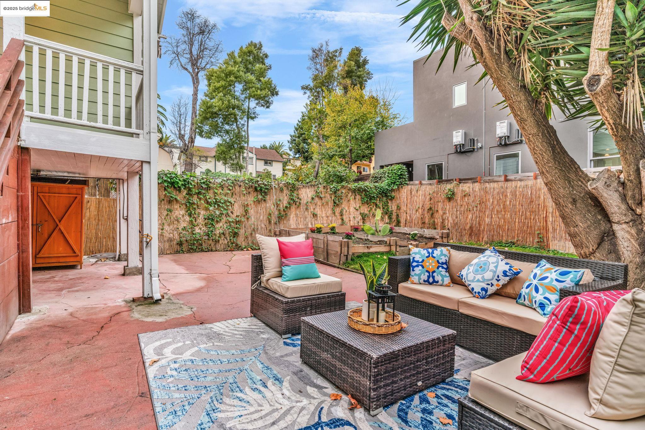 Detail Gallery Image 25 of 47 For 1034 E 21st St, Oakland,  CA 94606 - 2 Beds | 2 Baths