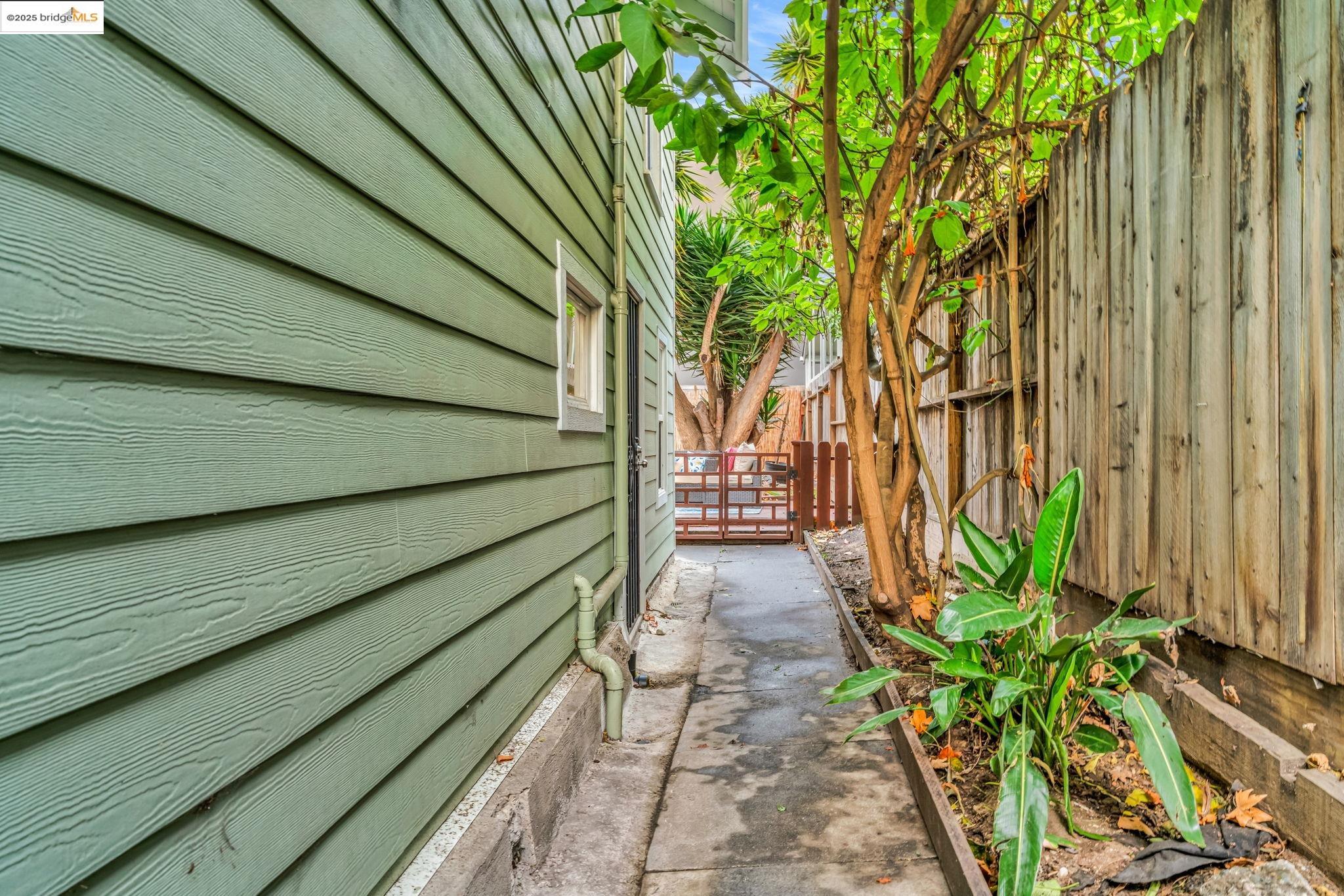 Detail Gallery Image 28 of 47 For 1034 E 21st St, Oakland,  CA 94606 - 2 Beds | 2 Baths