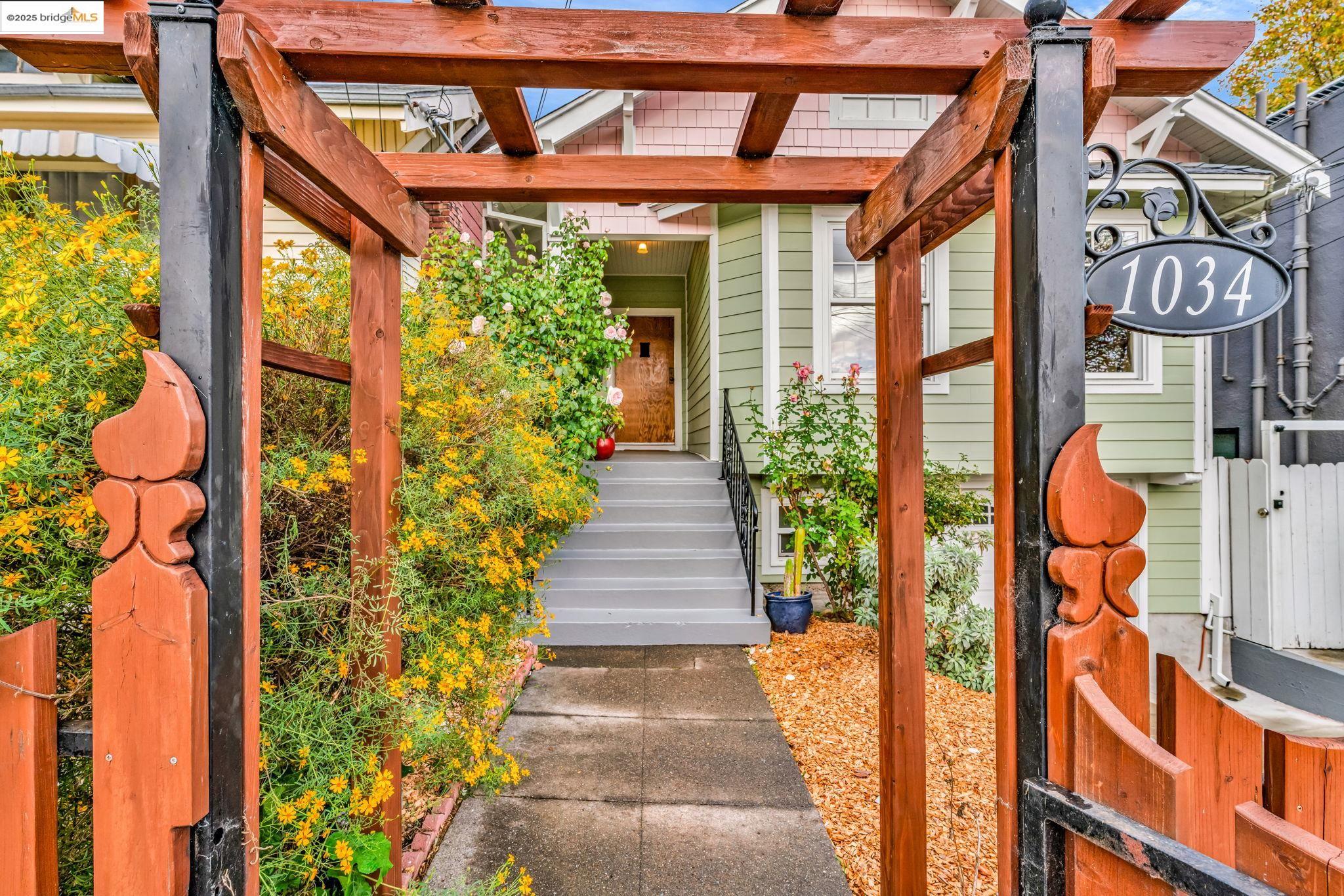 Detail Gallery Image 4 of 47 For 1034 E 21st St, Oakland,  CA 94606 - 2 Beds | 2 Baths