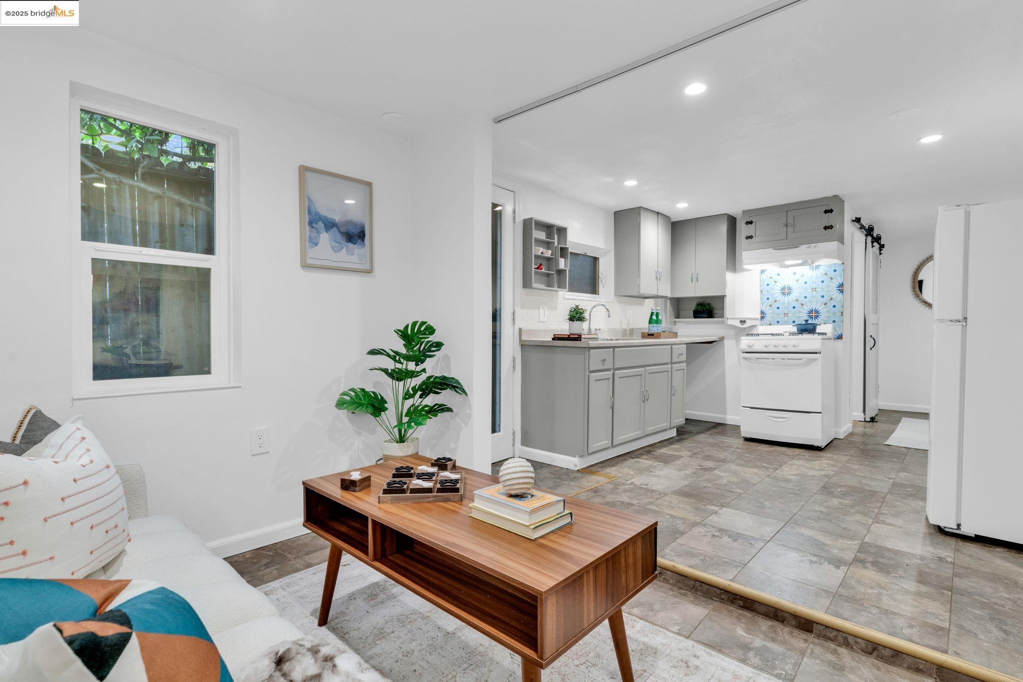 Detail Gallery Image 32 of 47 For 1034 E 21st St, Oakland,  CA 94606 - 2 Beds | 2 Baths