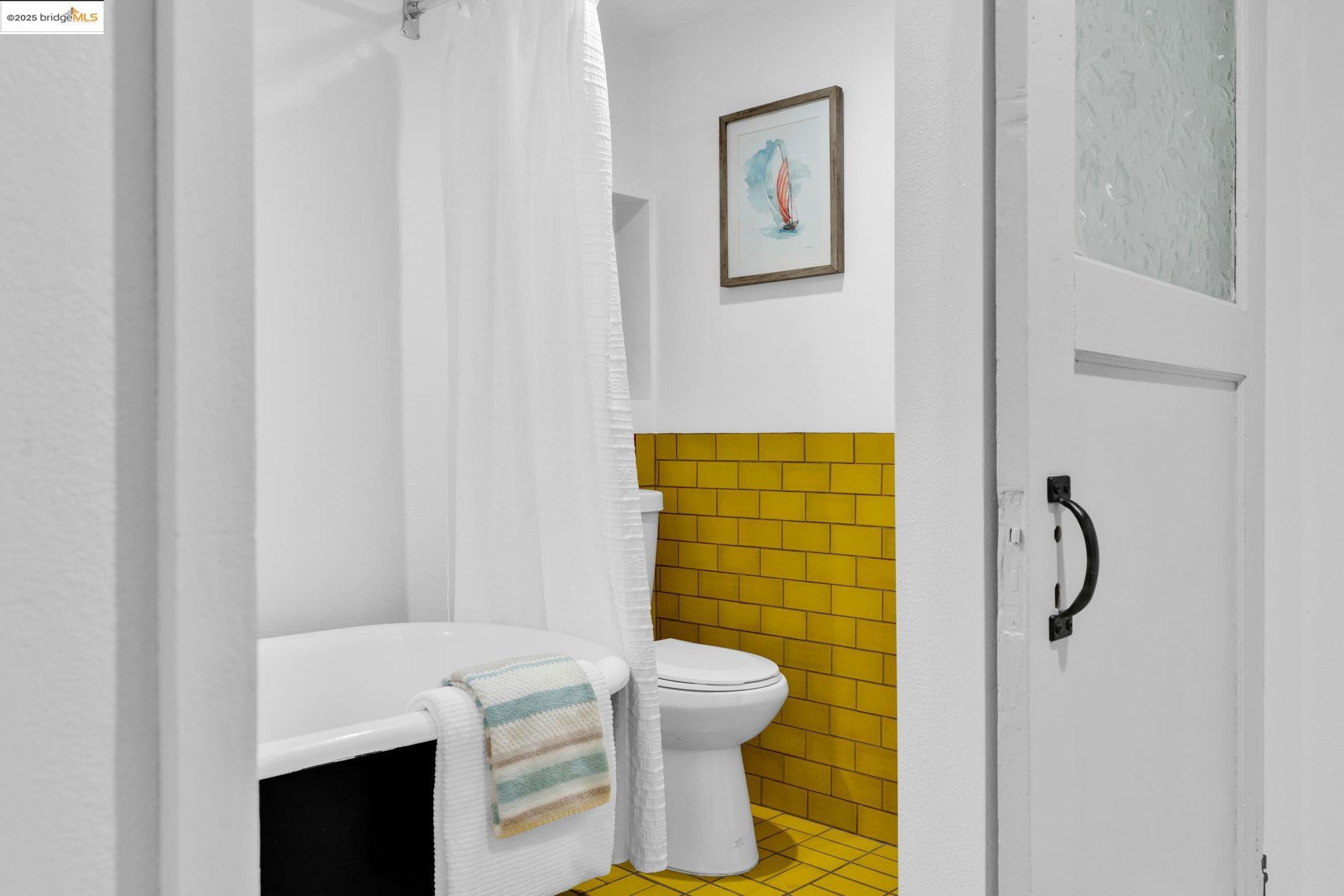 Detail Gallery Image 35 of 47 For 1034 E 21st St, Oakland,  CA 94606 - 2 Beds | 2 Baths