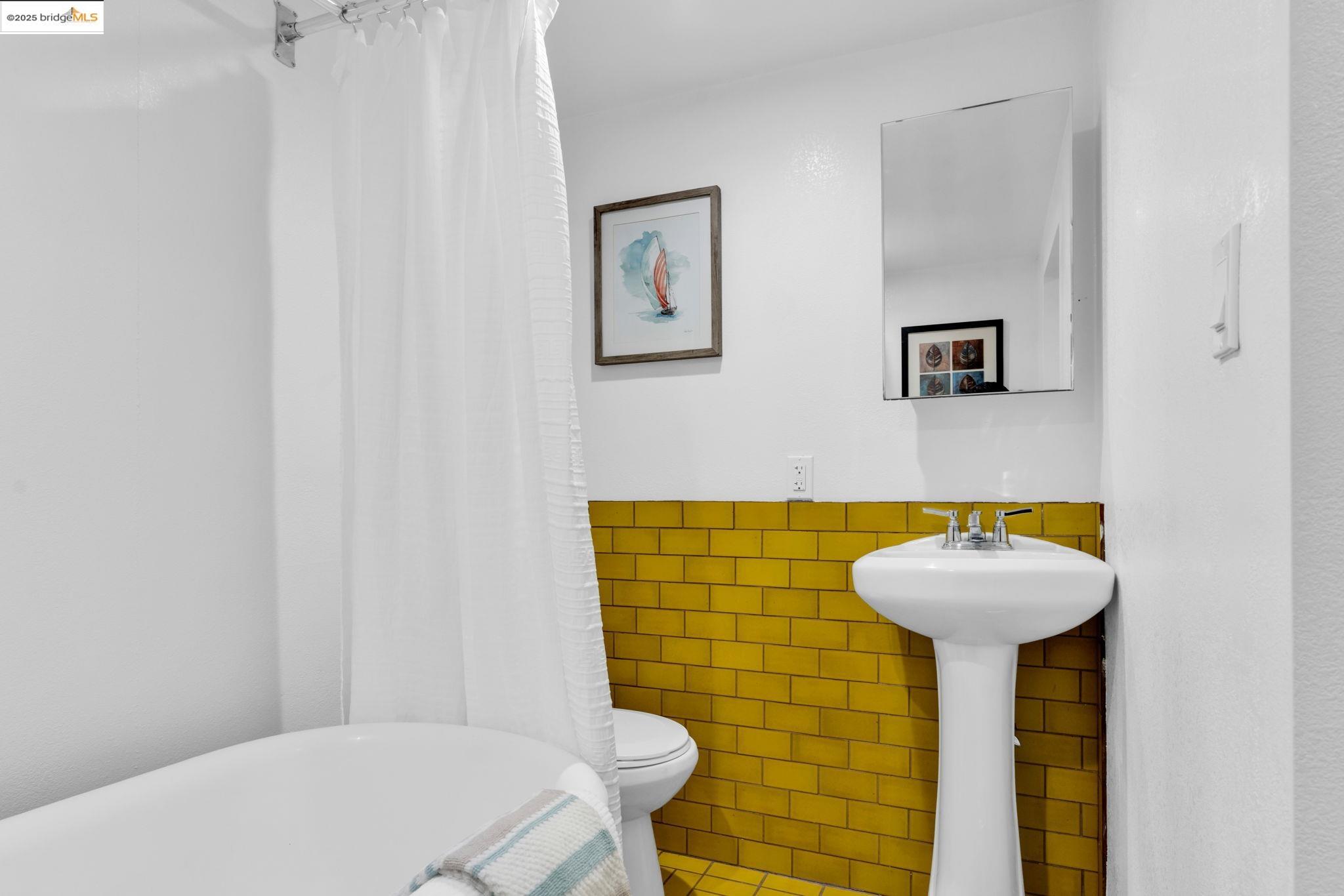 Detail Gallery Image 36 of 47 For 1034 E 21st St, Oakland,  CA 94606 - 2 Beds | 2 Baths