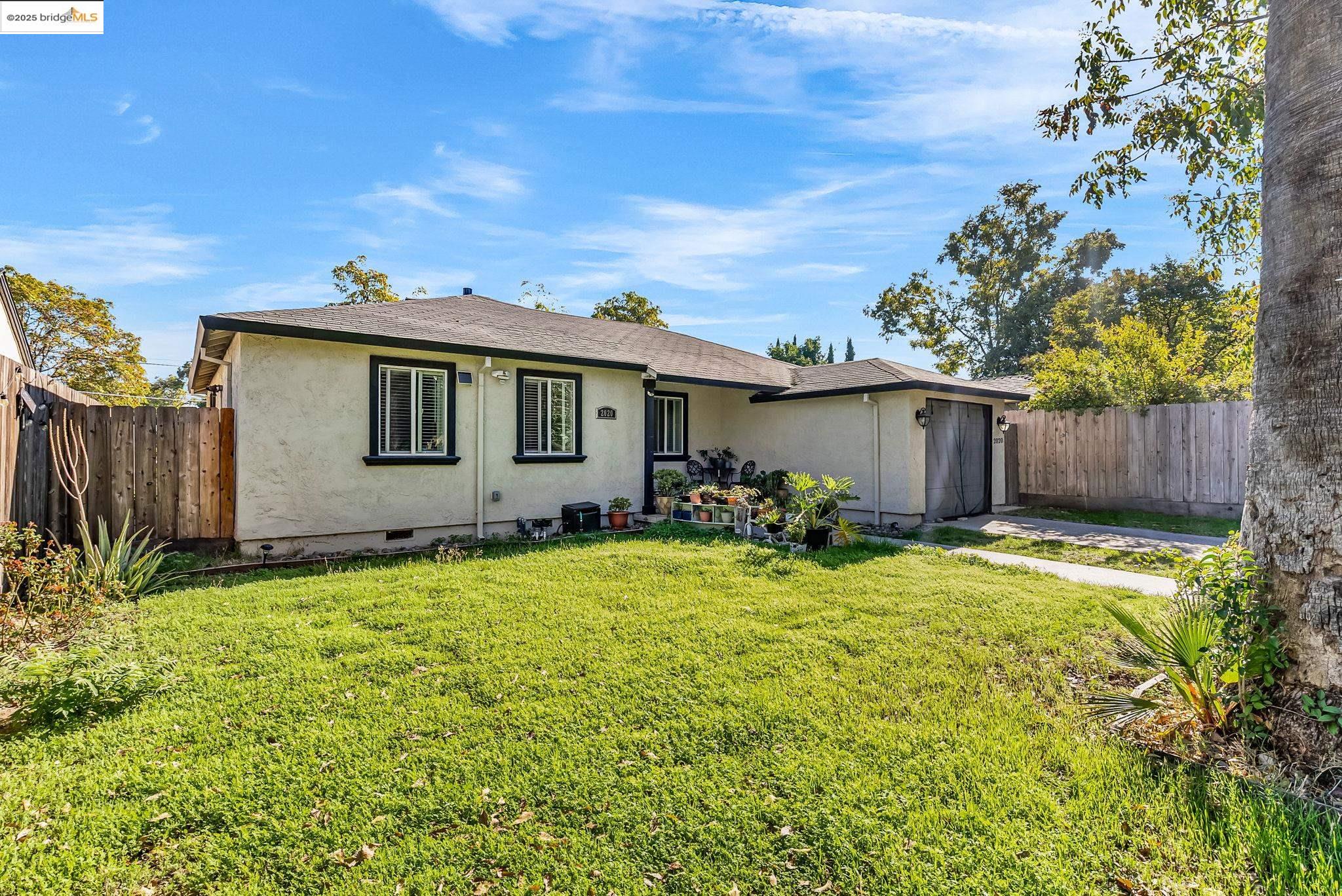 Detail Gallery Image 2 of 27 For 2020 S American St., Stockton,  CA 95206 - 2 Beds | 1 Baths