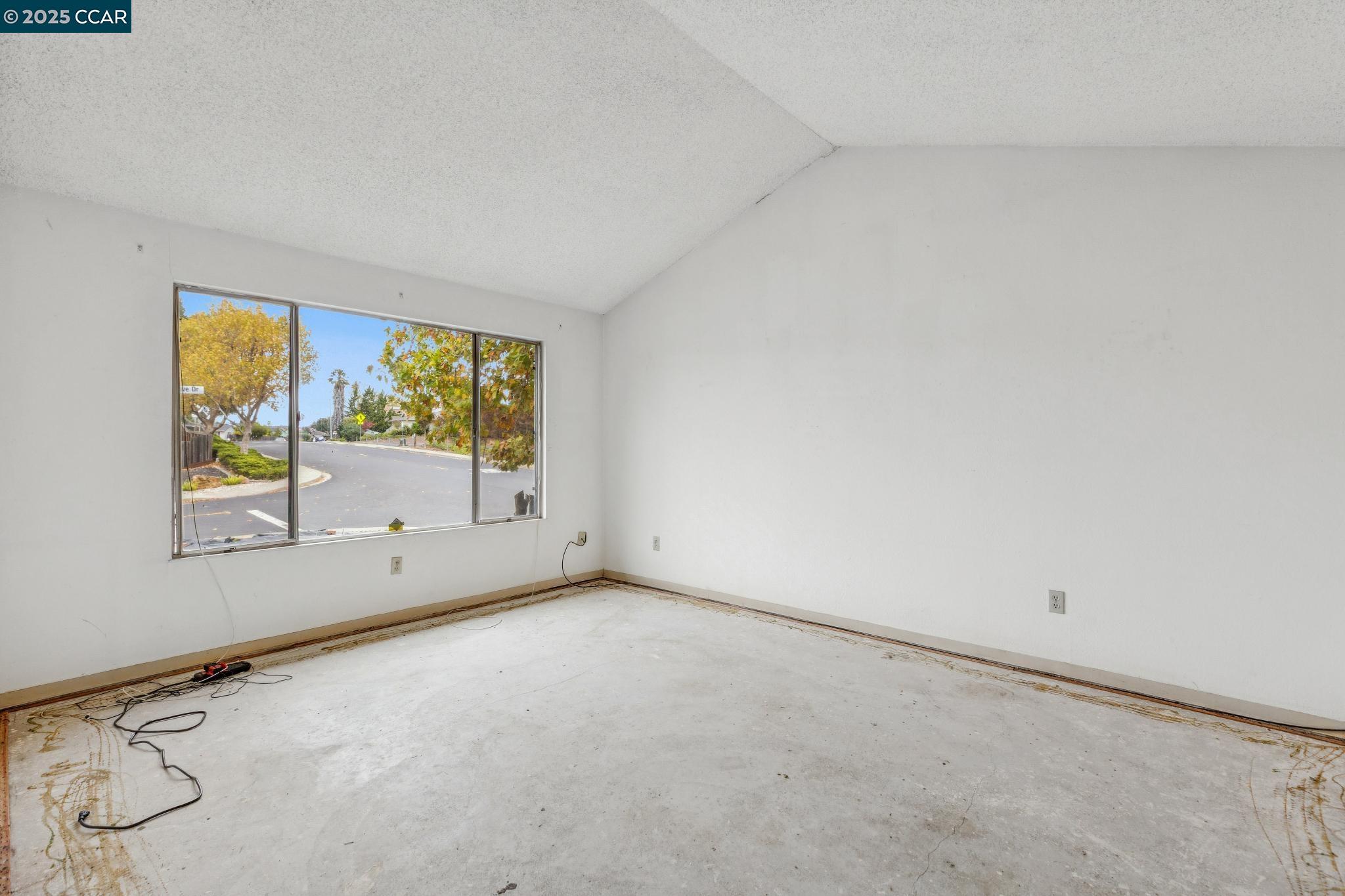 Detail Gallery Image 3 of 7 For 938 Sandy Cove Dr, Rodeo,  CA 94572 - 4 Beds | 2 Baths