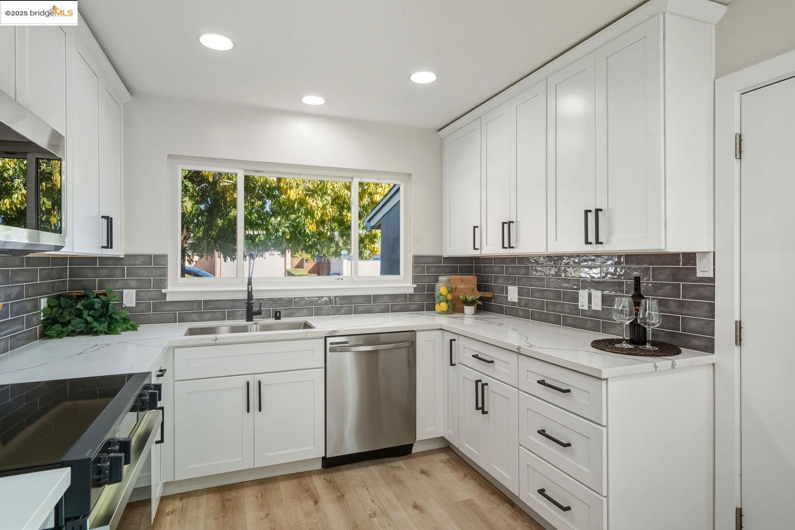 Detail Gallery Image 12 of 26 For 2956 Mullens Dr, Richmond,  CA 94806 - 3 Beds | 2 Baths