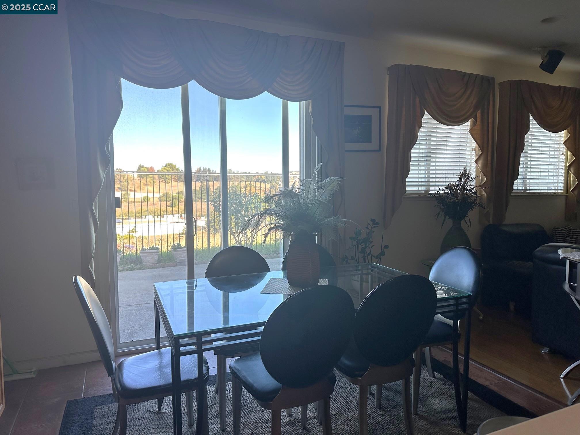 Detail Gallery Image 8 of 19 For 584 Silver Maple Drive, Hercules,  CA 94547 - 4 Beds | 3 Baths