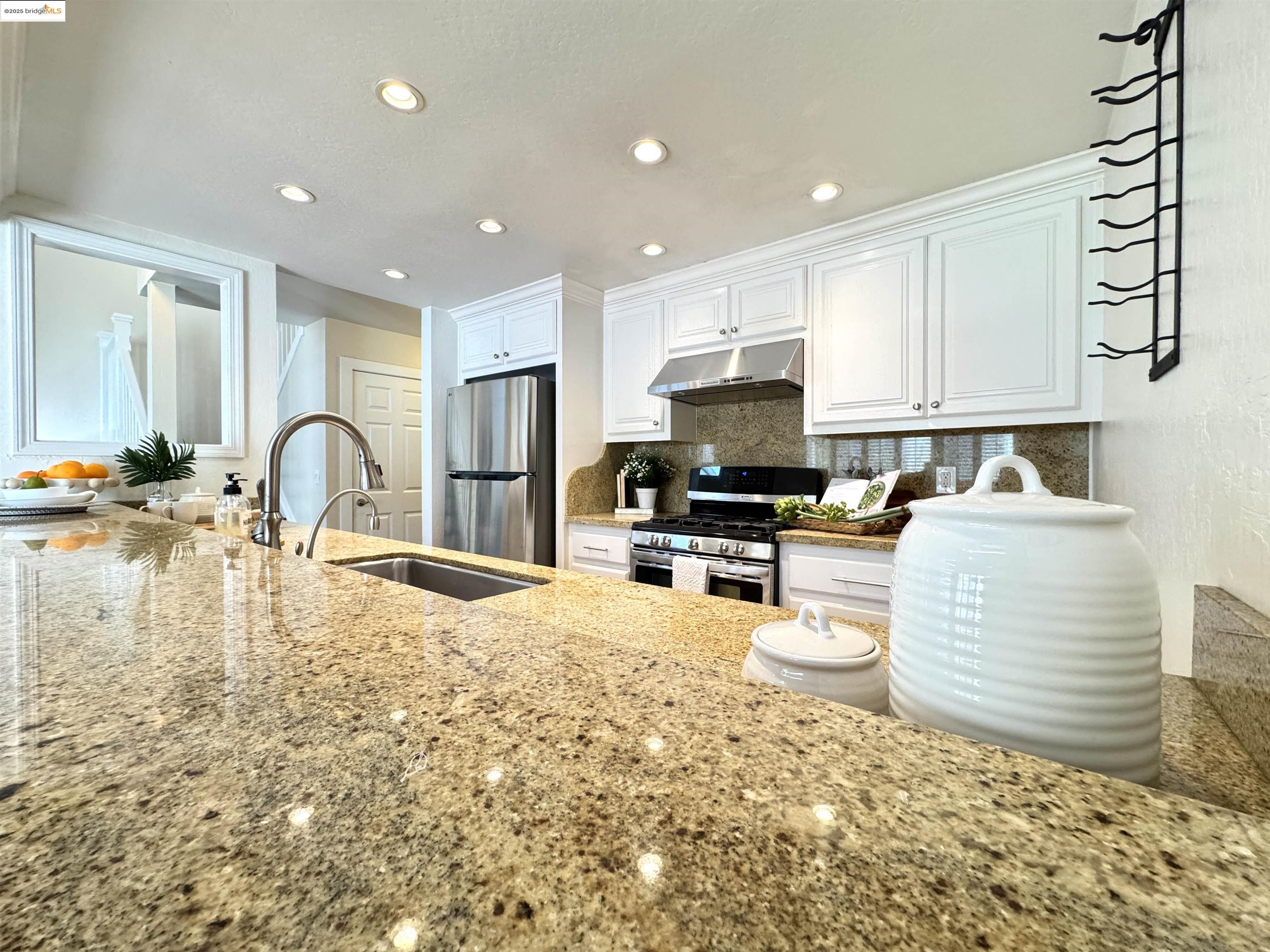 Detail Gallery Image 12 of 48 For 3365 Los Prados St, San Mateo,  CA 94403 - 2 Beds | 2 Baths