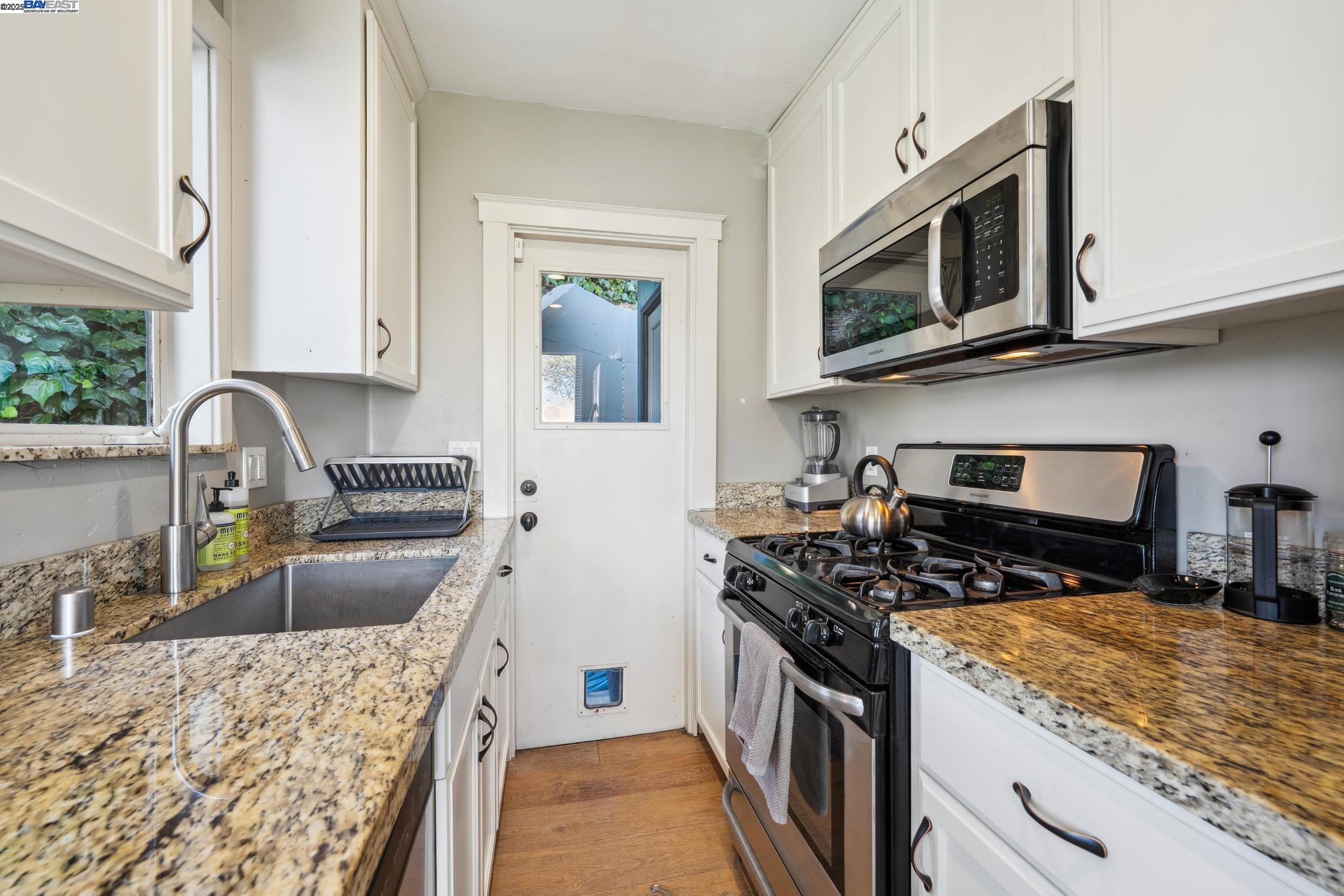 Detail Gallery Image 13 of 37 For 5936 Broadway, Oakland,  CA 94618 - – Beds | – Baths