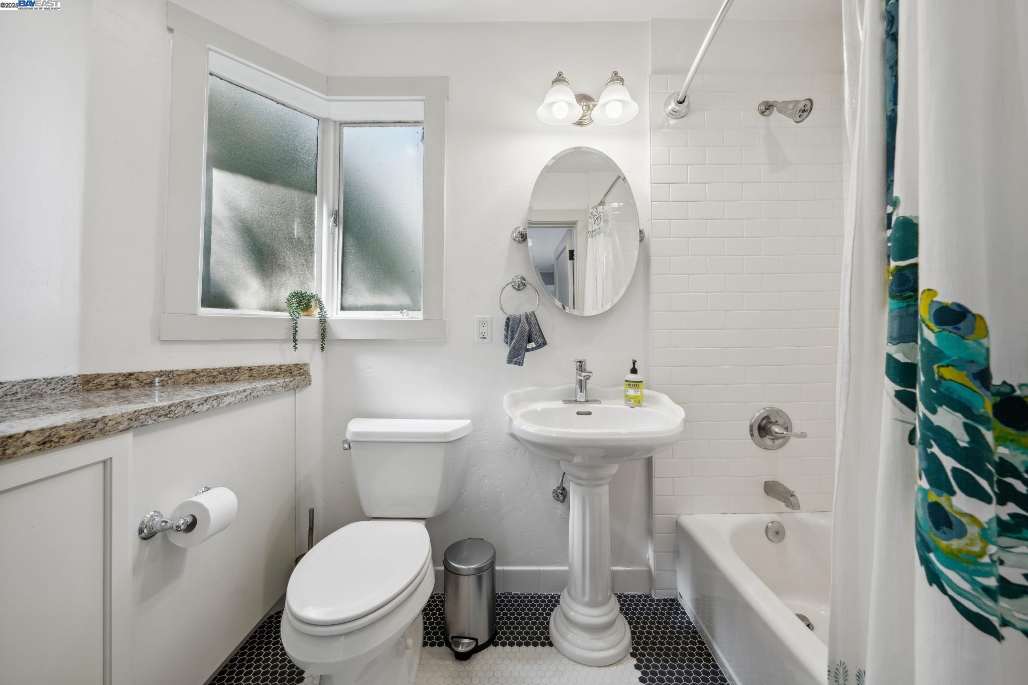 Detail Gallery Image 16 of 37 For 5936 Broadway, Oakland,  CA 94618 - – Beds | – Baths