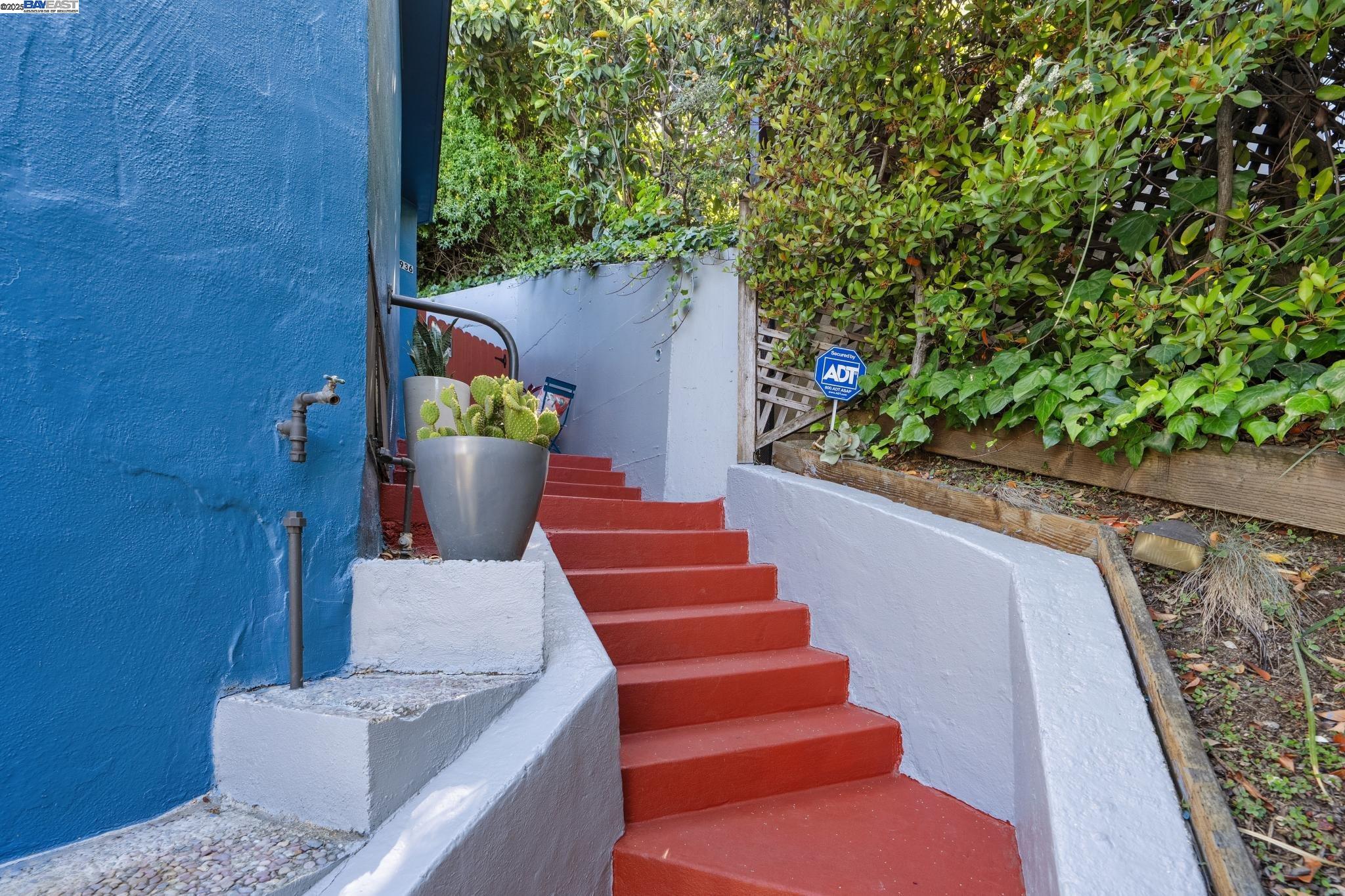 Detail Gallery Image 4 of 37 For 5936 Broadway, Oakland,  CA 94618 - – Beds | – Baths