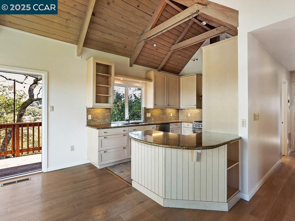 Detail Gallery Image 11 of 24 For 99 Longridge Rd., Orinda,  CA 94563 - 3 Beds | 3 Baths