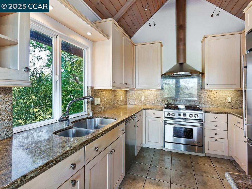 Detail Gallery Image 12 of 24 For 99 Longridge Rd., Orinda,  CA 94563 - 3 Beds | 3 Baths