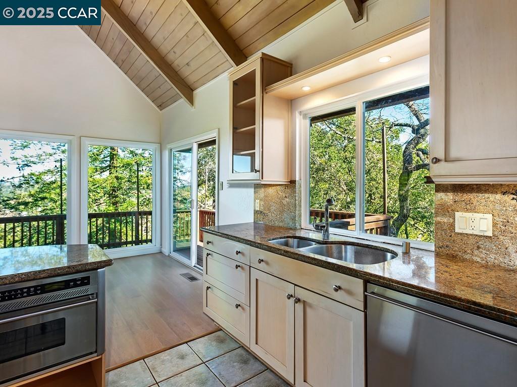 Detail Gallery Image 13 of 24 For 99 Longridge Rd., Orinda,  CA 94563 - 3 Beds | 3 Baths