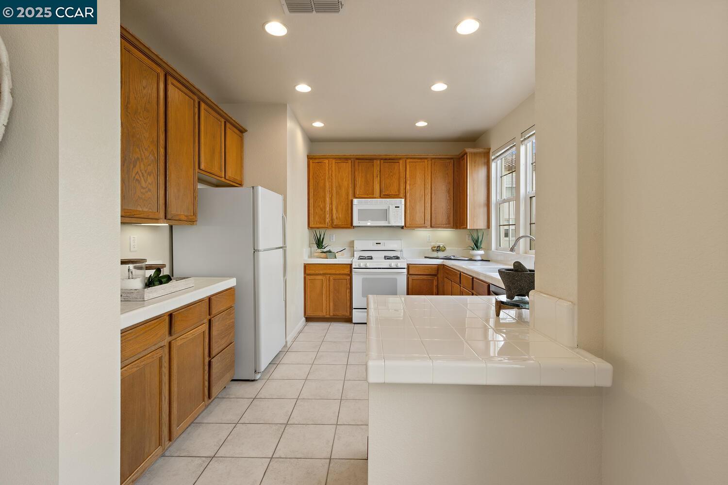 Detail Gallery Image 13 of 36 For 31 Picasso Ct, Pleasant Hill,  CA 94523 - 2 Beds | 2/1 Baths