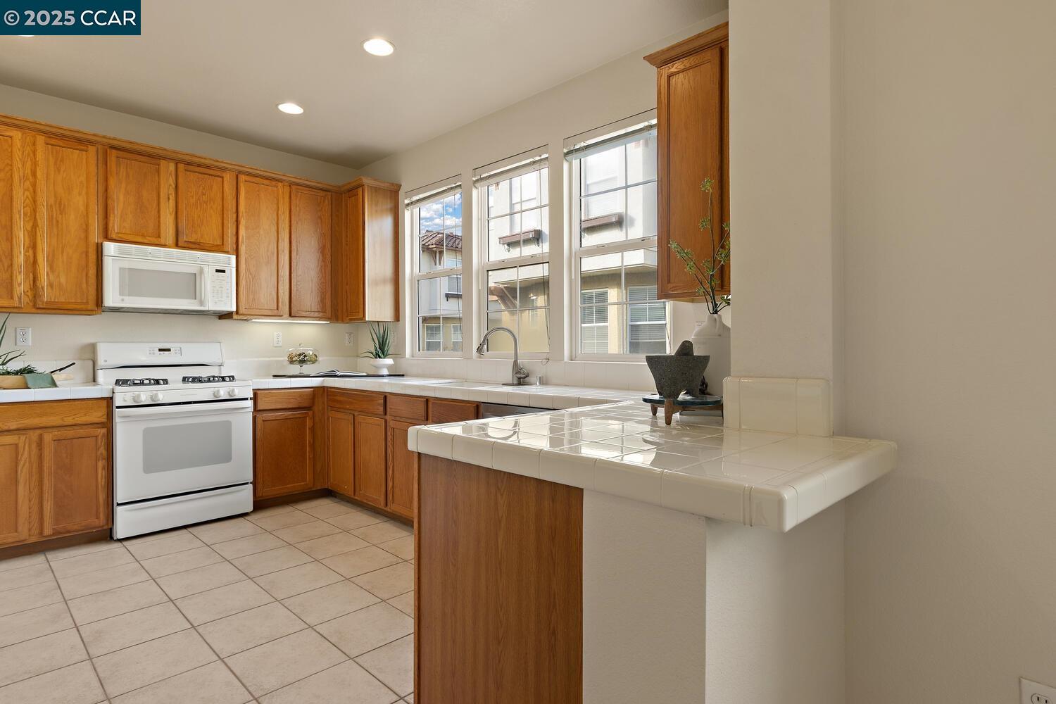 Detail Gallery Image 10 of 36 For 31 Picasso Ct, Pleasant Hill,  CA 94523 - 2 Beds | 2/1 Baths