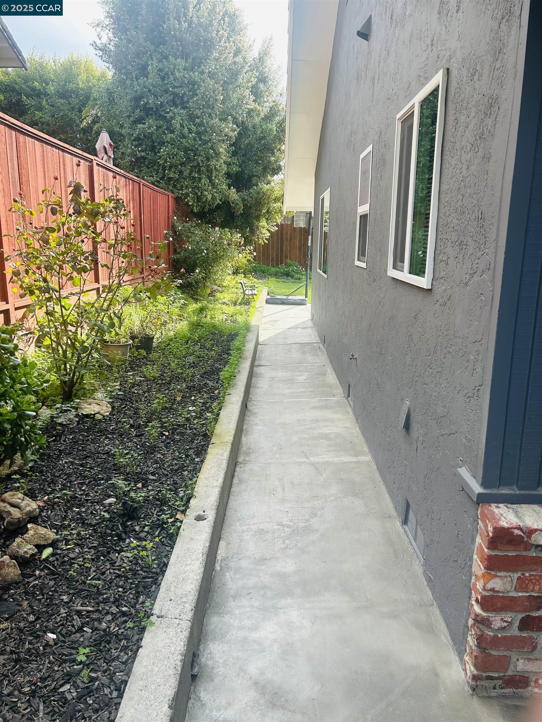 Detail Gallery Image 6 of 19 For 919 N Elm Drive, Rodeo,  CA 94572 - 3 Beds | 2/1 Baths