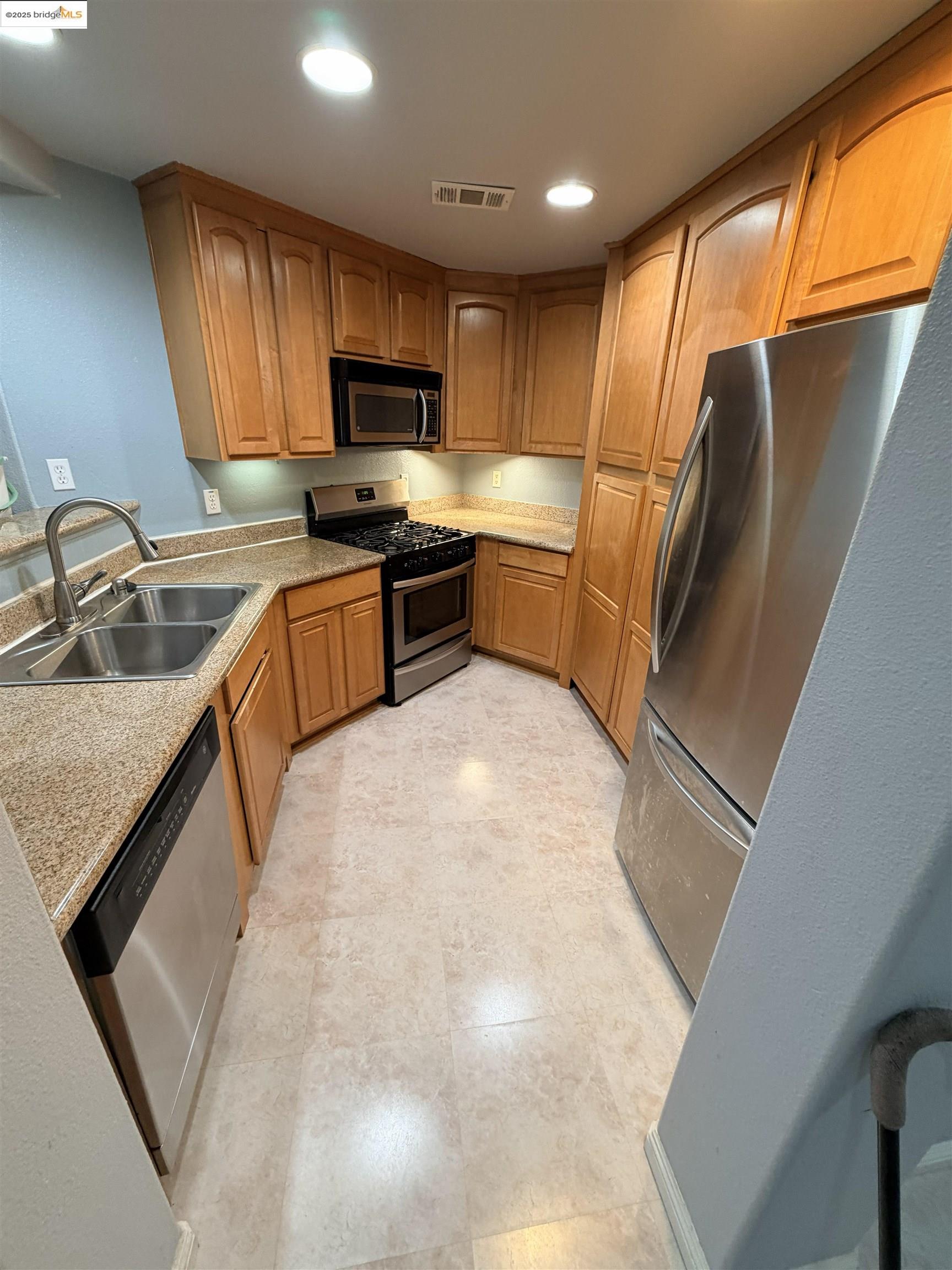 Detail Gallery Image 11 of 23 For 2210 Gellert Blvd #5305,  South San Francisco,  CA 94080 - 3 Beds | 2 Baths