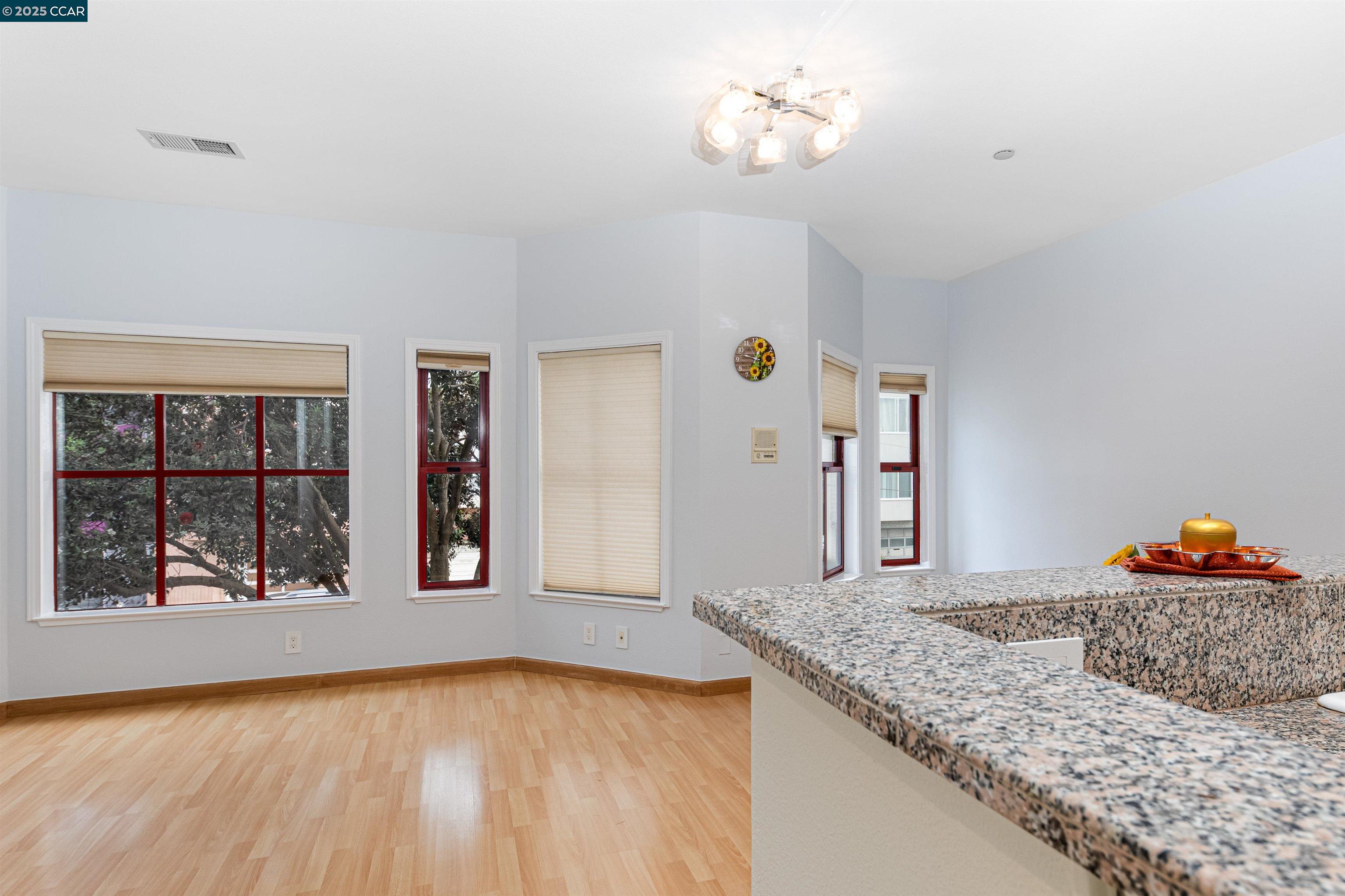 Detail Gallery Image 3 of 19 For 813 47th Ave #2,  San Francisco,  CA 94121 - 1 Beds | 1 Baths