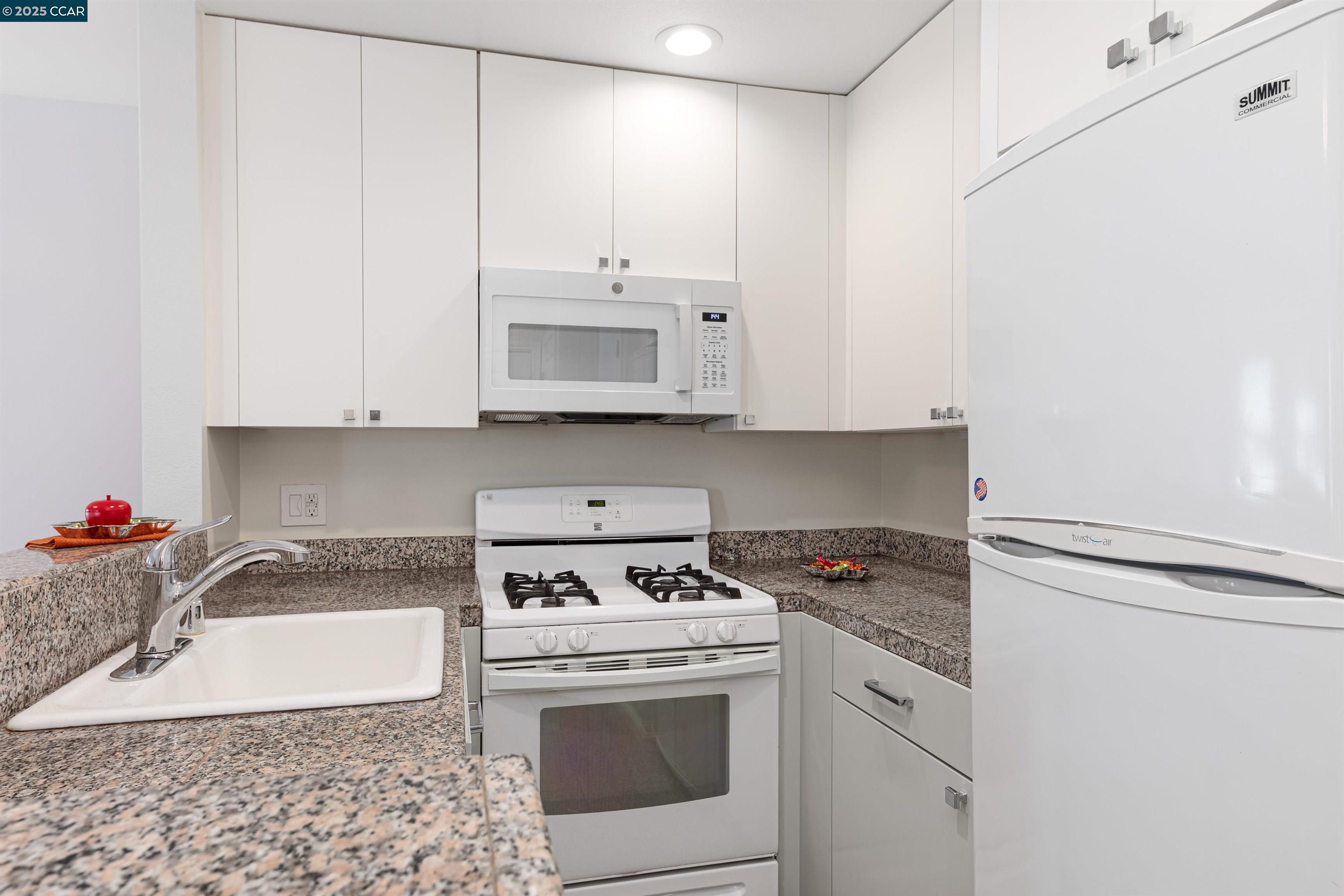 Detail Gallery Image 10 of 19 For 813 47th Ave #2,  San Francisco,  CA 94121 - 1 Beds | 1 Baths