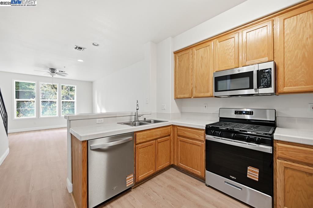 Detail Gallery Image 14 of 55 For 462 Marina Way, Richmond,  CA 94801 - 3 Beds | 3 Baths