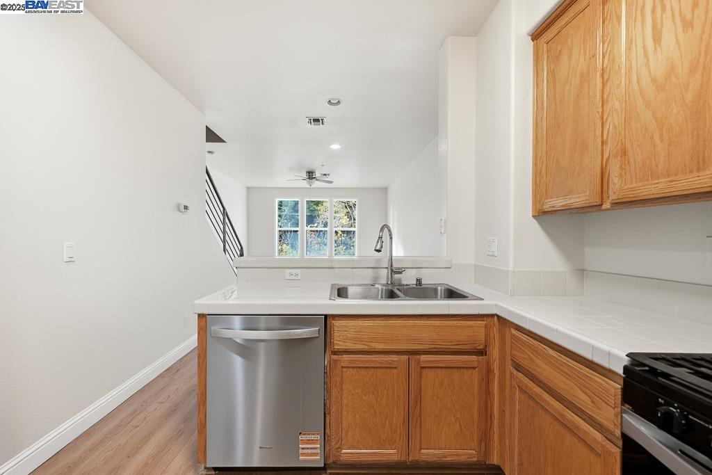 Detail Gallery Image 15 of 55 For 462 Marina Way, Richmond,  CA 94801 - 3 Beds | 3 Baths