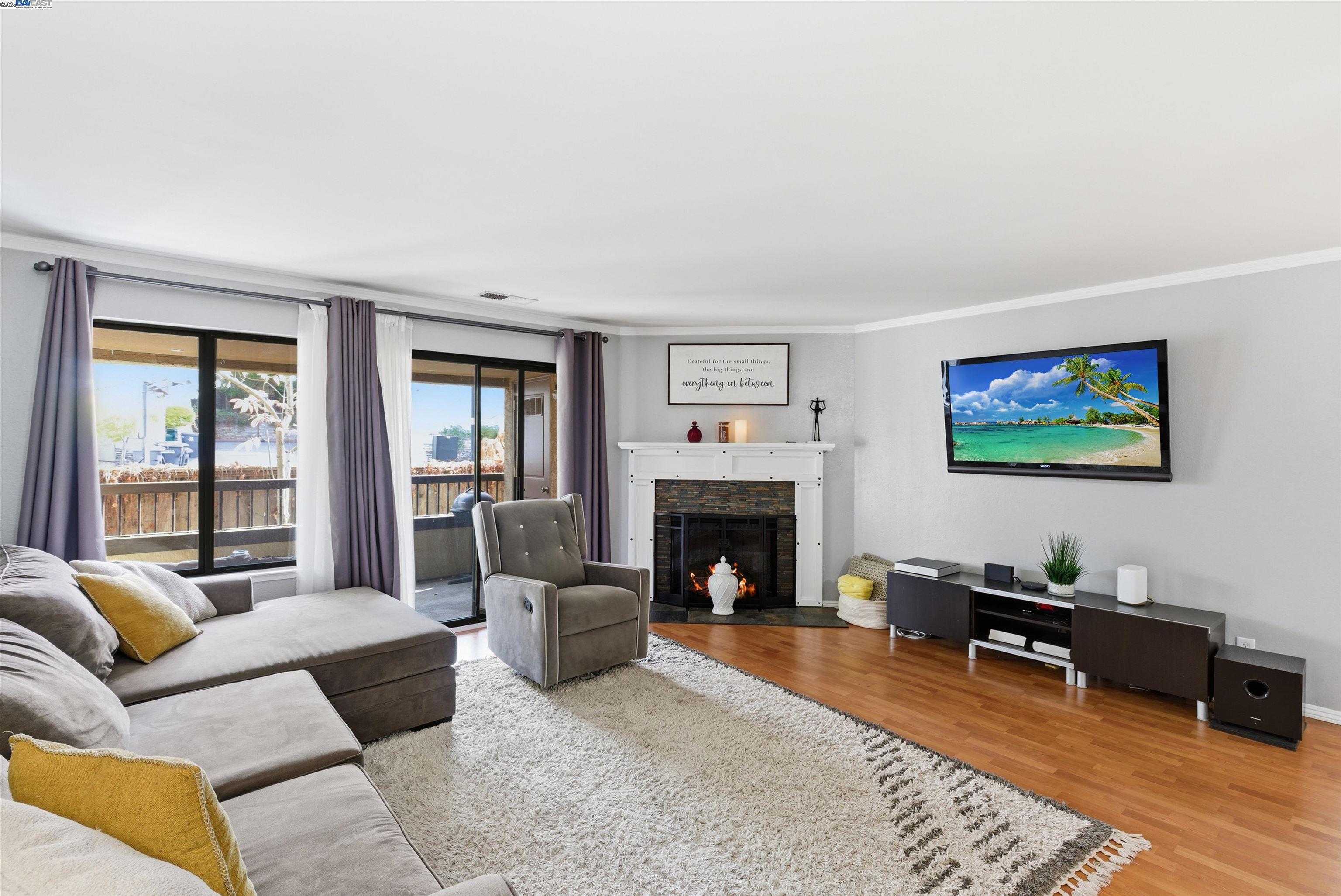 Detail Gallery Image 2 of 29 For 26953 Hayward Blvd #105,  Hayward,  CA 94542 - 2 Beds | 2 Baths