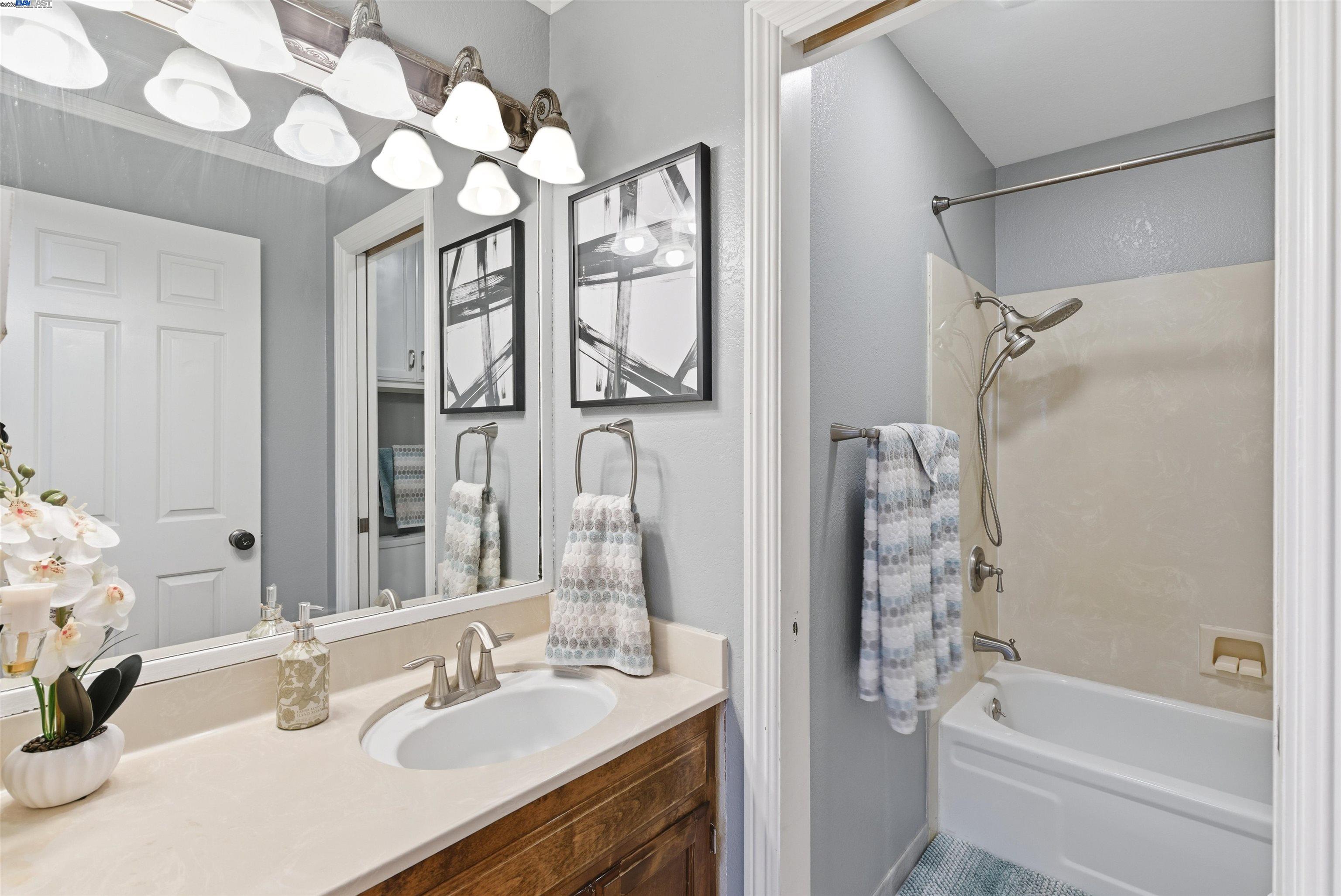 Detail Gallery Image 17 of 29 For 26953 Hayward Blvd #105,  Hayward,  CA 94542 - 2 Beds | 2 Baths