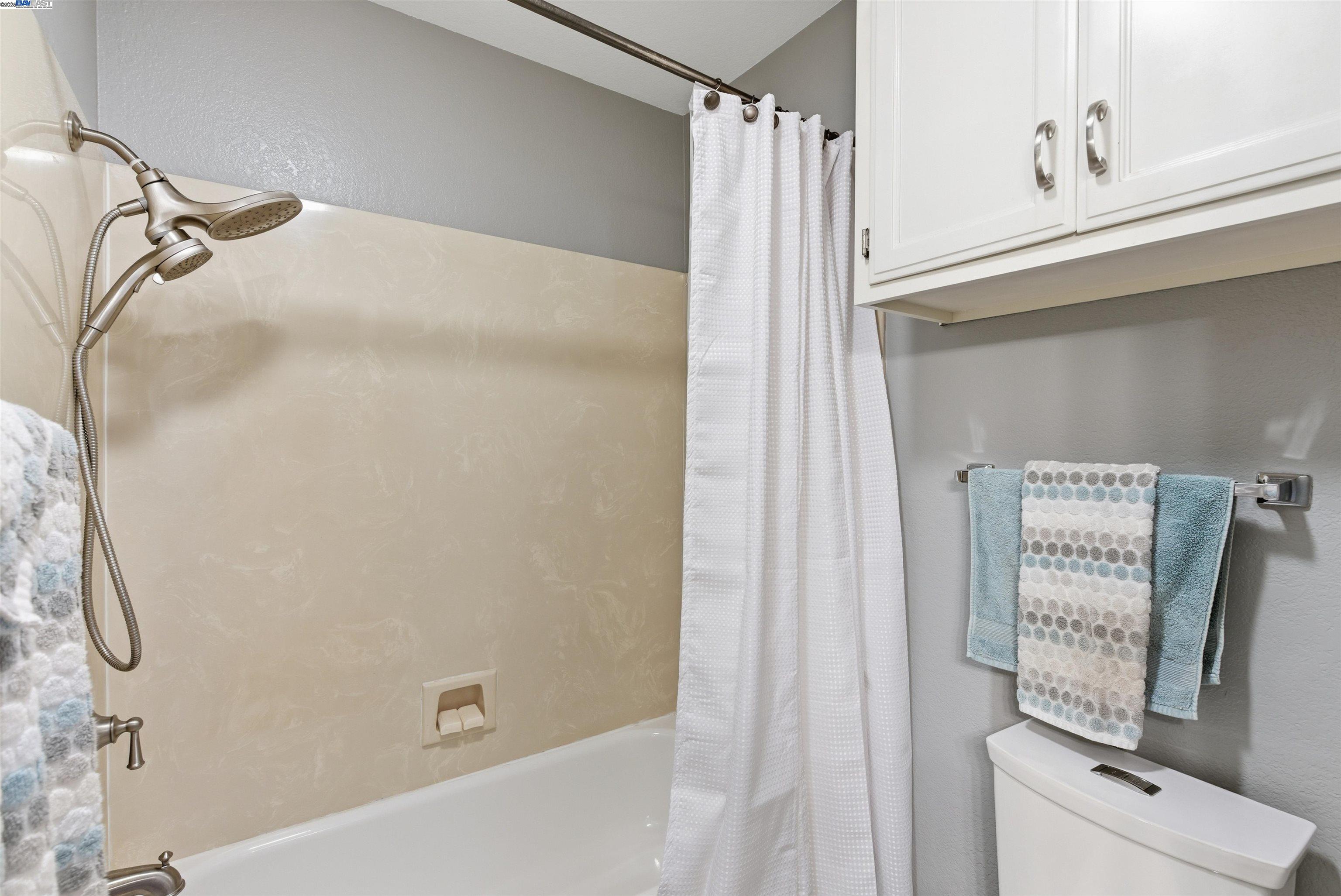 Detail Gallery Image 18 of 29 For 26953 Hayward Blvd #105,  Hayward,  CA 94542 - 2 Beds | 2 Baths