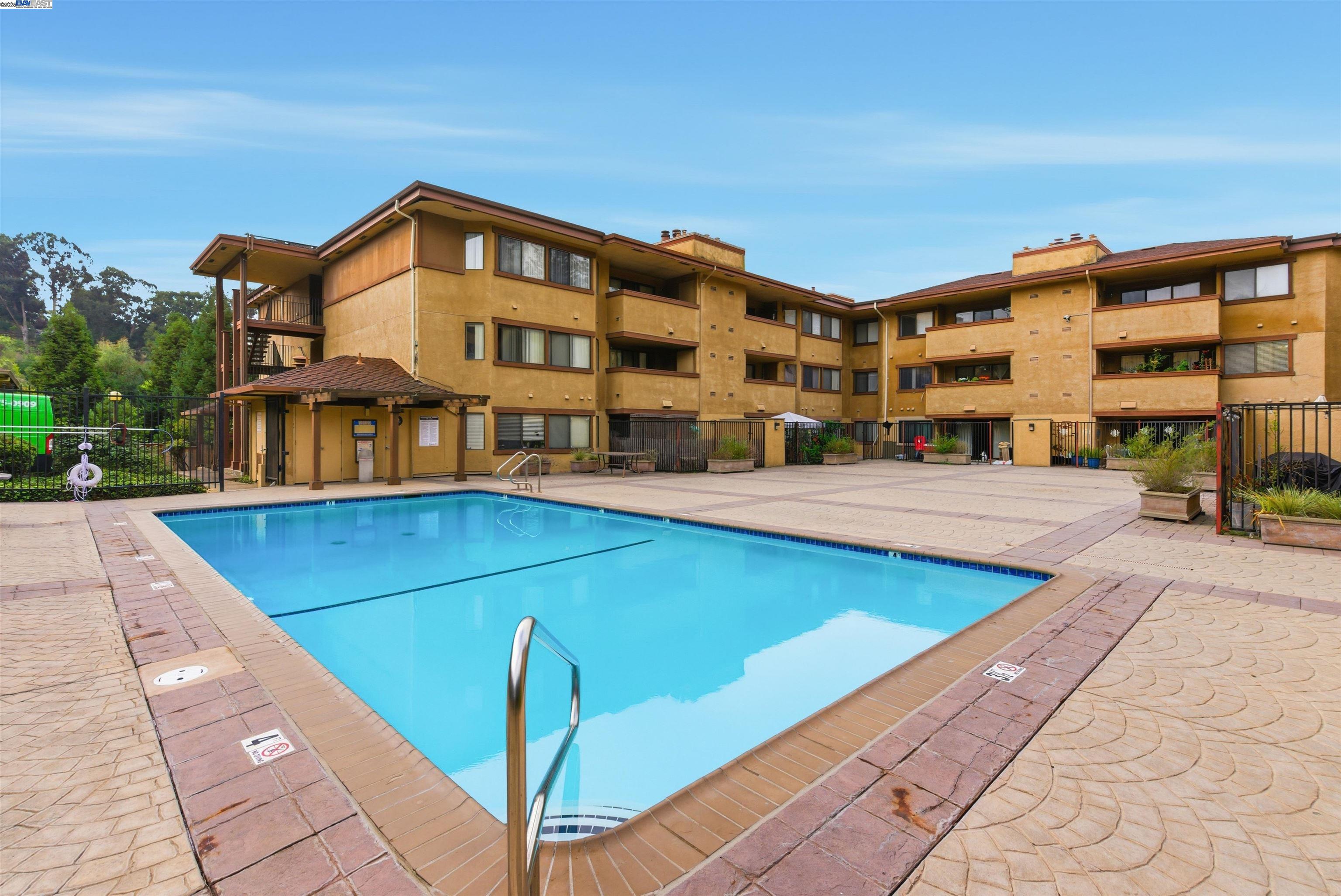 Detail Gallery Image 3 of 29 For 26953 Hayward Blvd #105,  Hayward,  CA 94542 - 2 Beds | 2 Baths