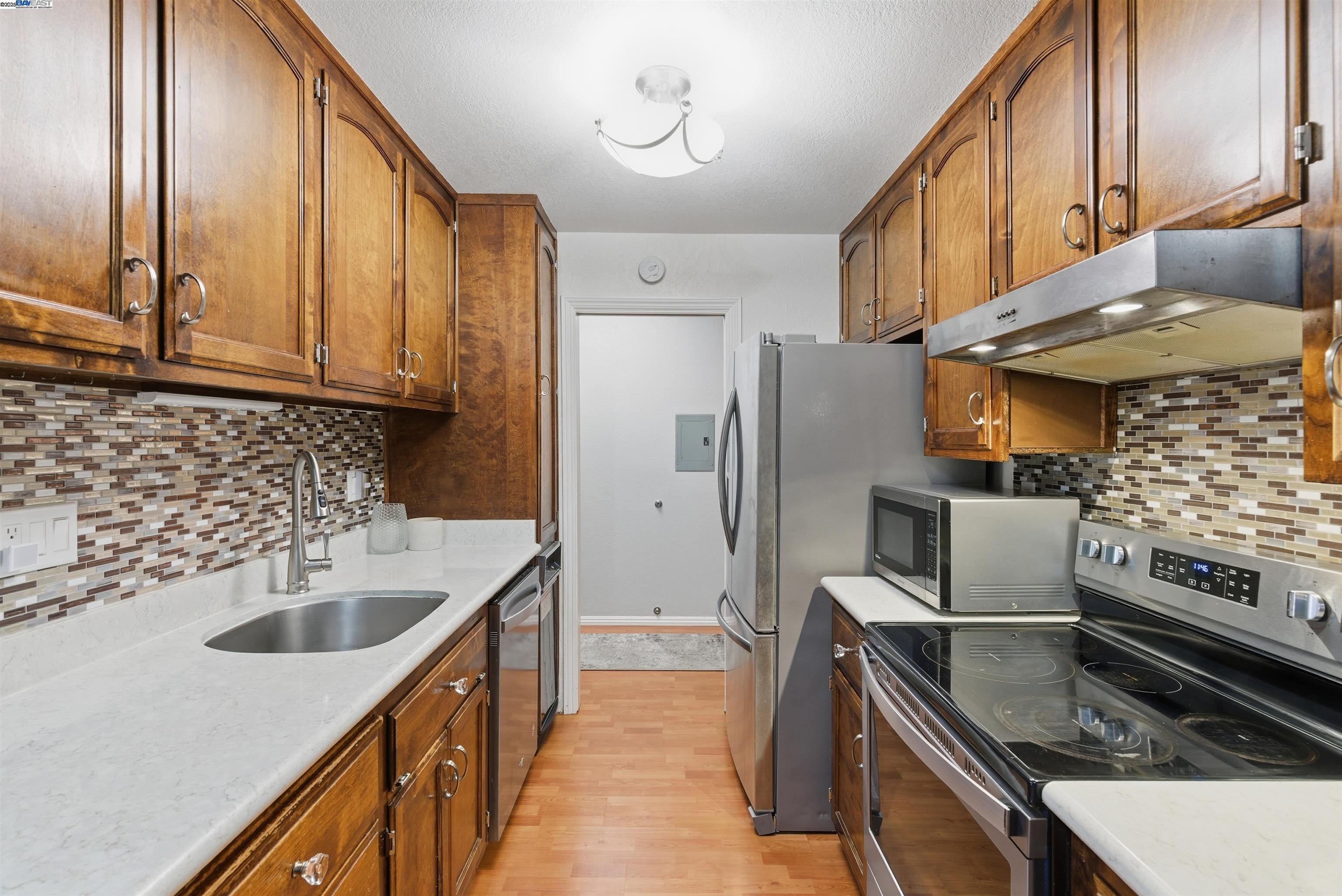 Detail Gallery Image 4 of 29 For 26953 Hayward Blvd #105,  Hayward,  CA 94542 - 2 Beds | 2 Baths