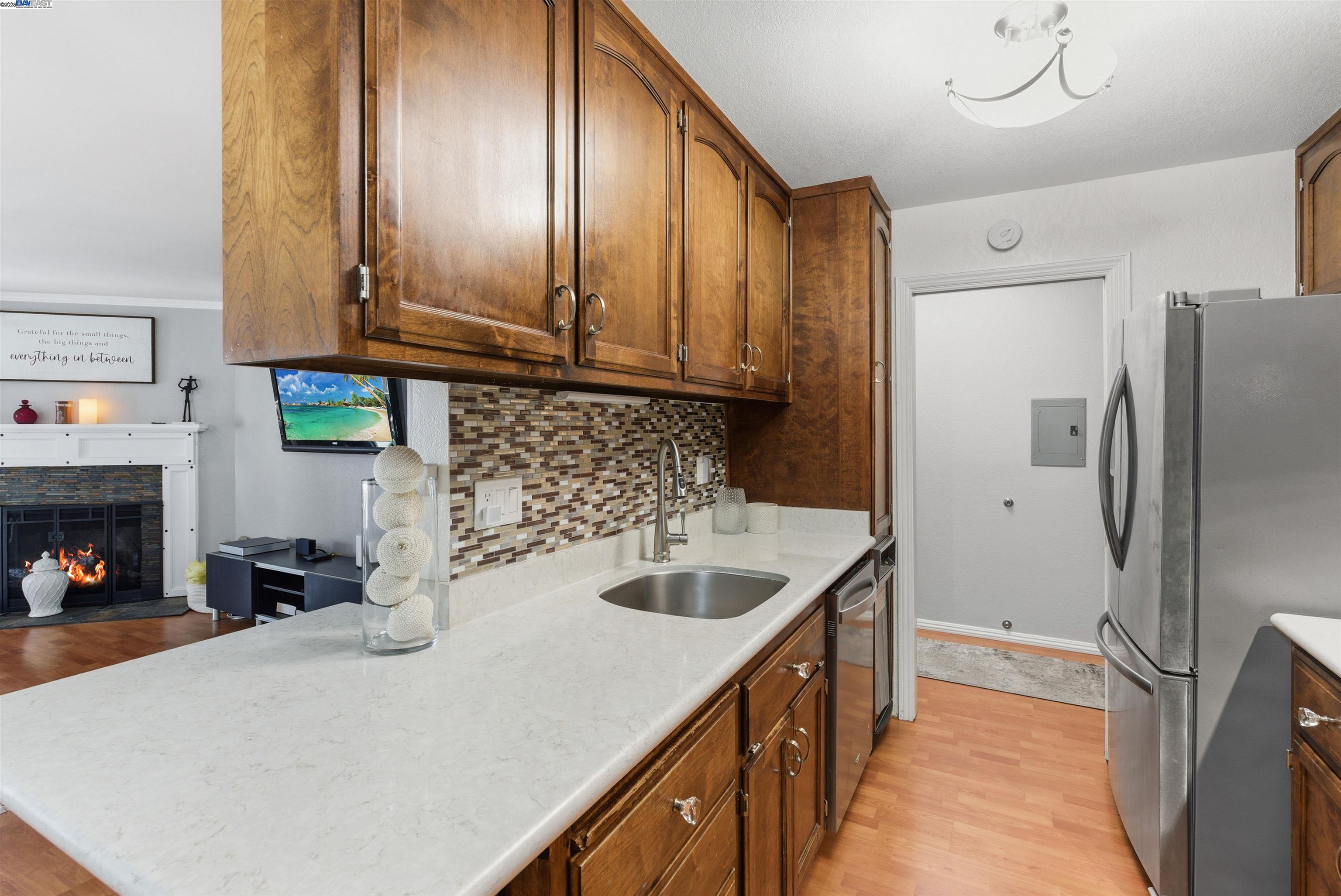 Detail Gallery Image 6 of 29 For 26953 Hayward Blvd #105,  Hayward,  CA 94542 - 2 Beds | 2 Baths