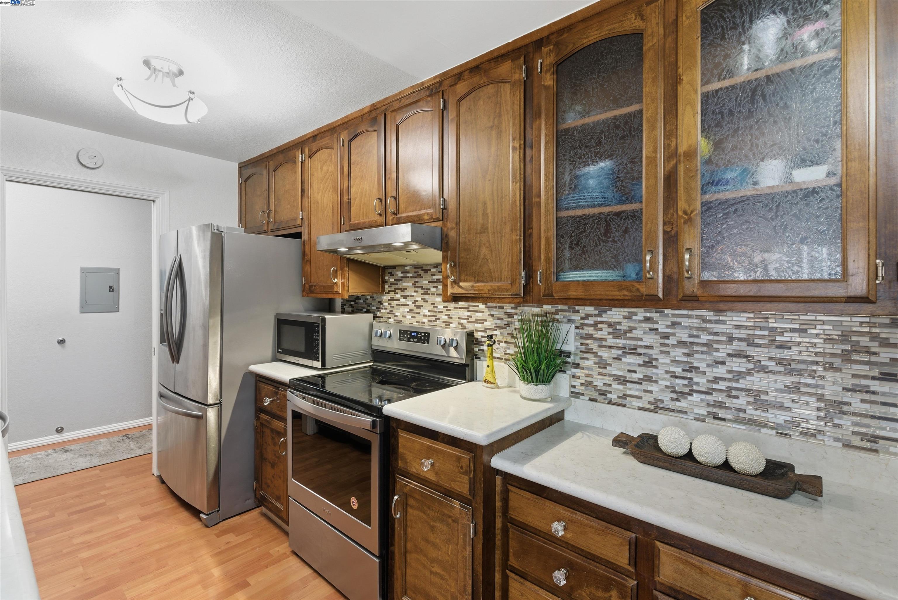 Detail Gallery Image 7 of 29 For 26953 Hayward Blvd #105,  Hayward,  CA 94542 - 2 Beds | 2 Baths