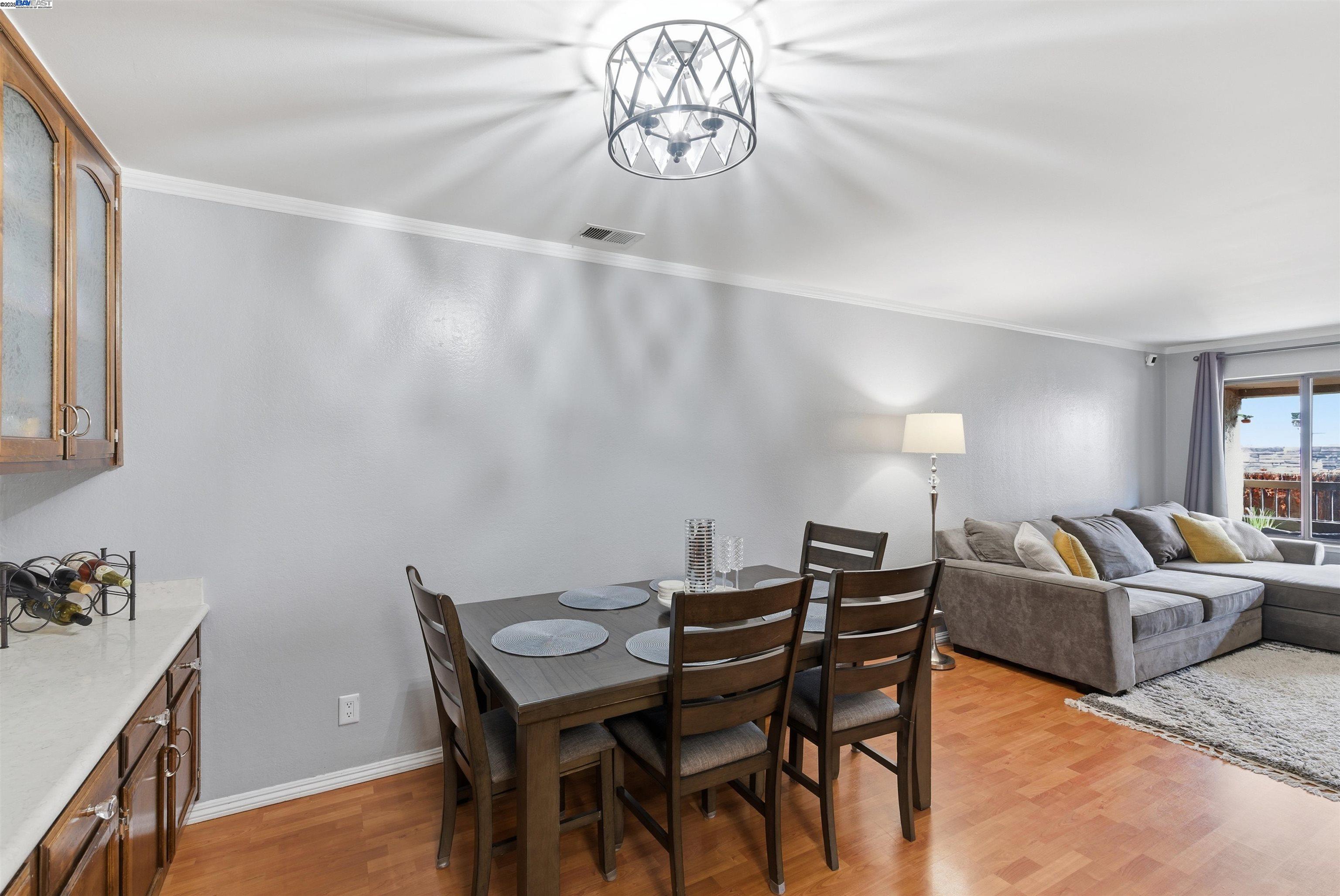 Detail Gallery Image 7 of 26 For 26953 Hayward Blvd #105,  Hayward,  CA 94542 - 2 Beds | 2 Baths