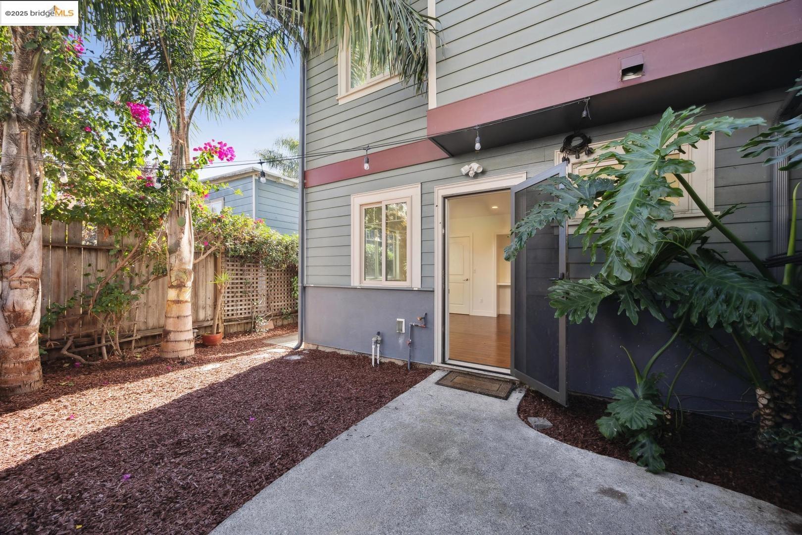 Detail Gallery Image 25 of 28 For 1028 36th St, Oakland,  CA 94608 - 3 Beds | 3 Baths