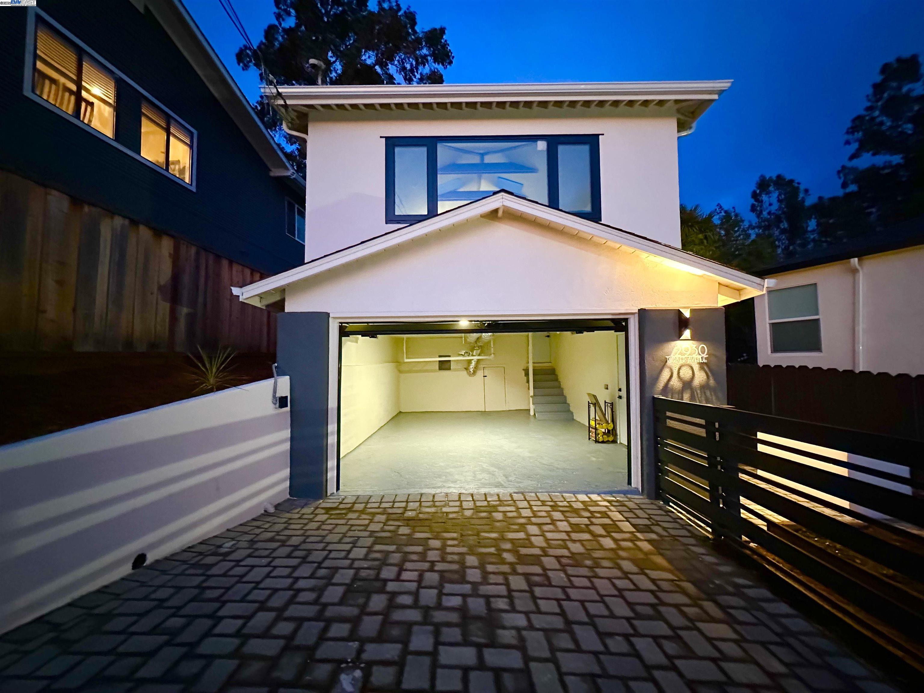 Detail Gallery Image 2 of 41 For 2930 Parker Ave, Oakland,  CA 94605-3320 - 3 Beds | 2 Baths