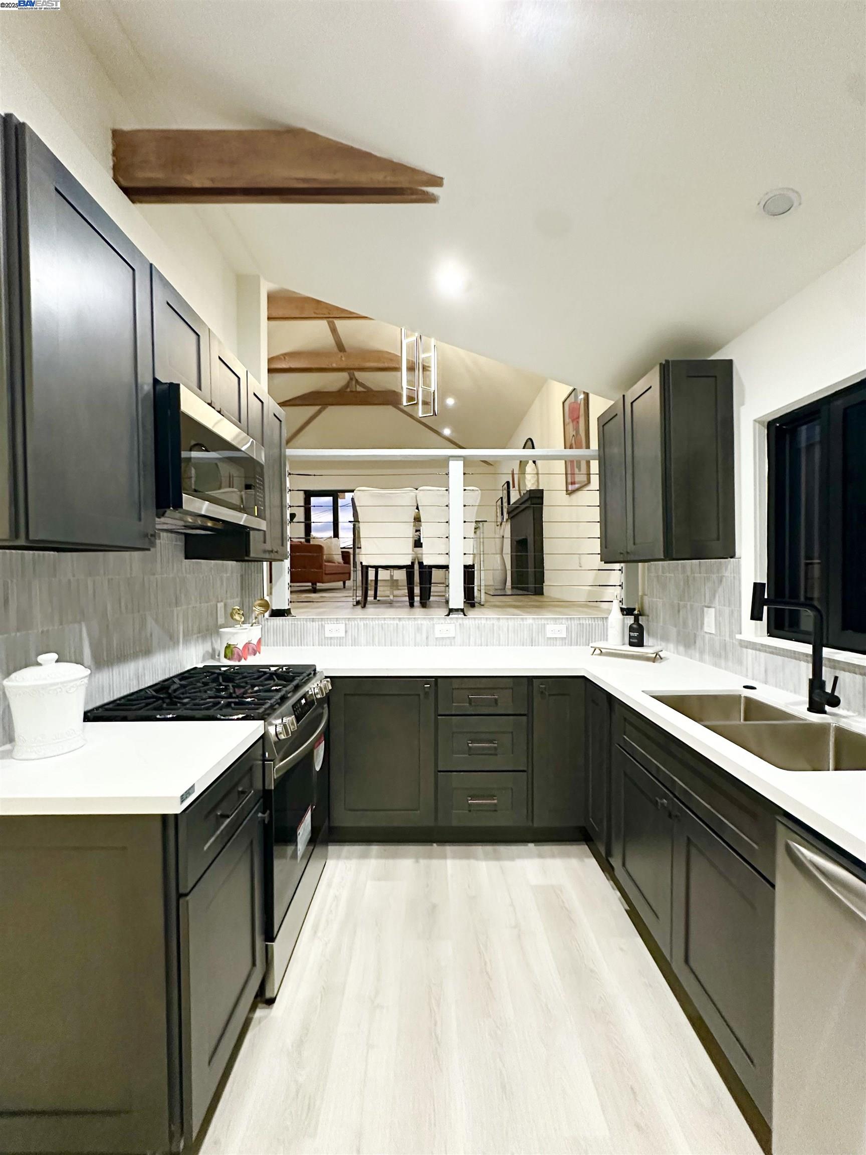 Detail Gallery Image 12 of 41 For 2930 Parker Ave, Oakland,  CA 94605-3320 - 3 Beds | 2 Baths