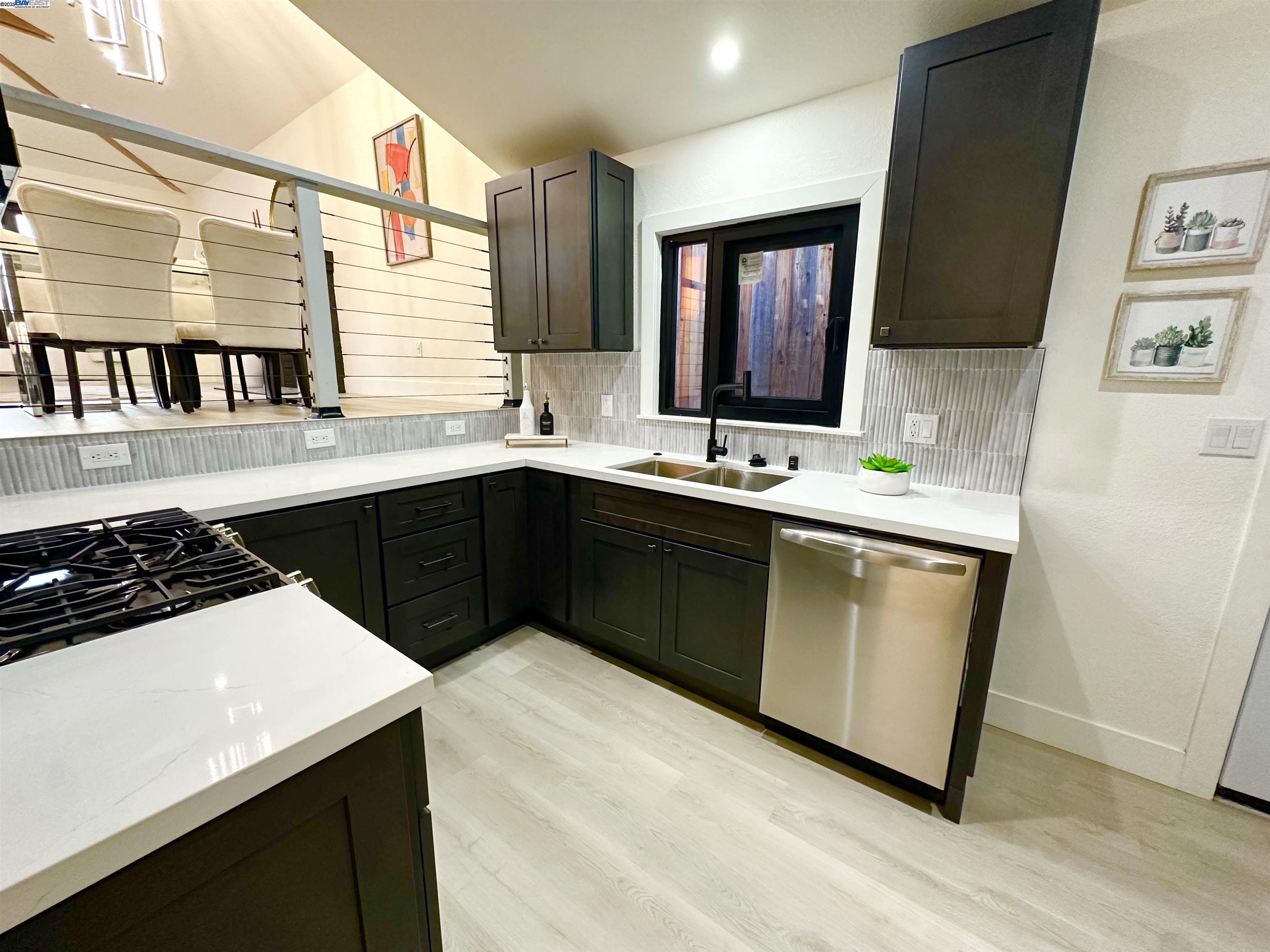 Detail Gallery Image 13 of 41 For 2930 Parker Ave, Oakland,  CA 94605-3320 - 3 Beds | 2 Baths