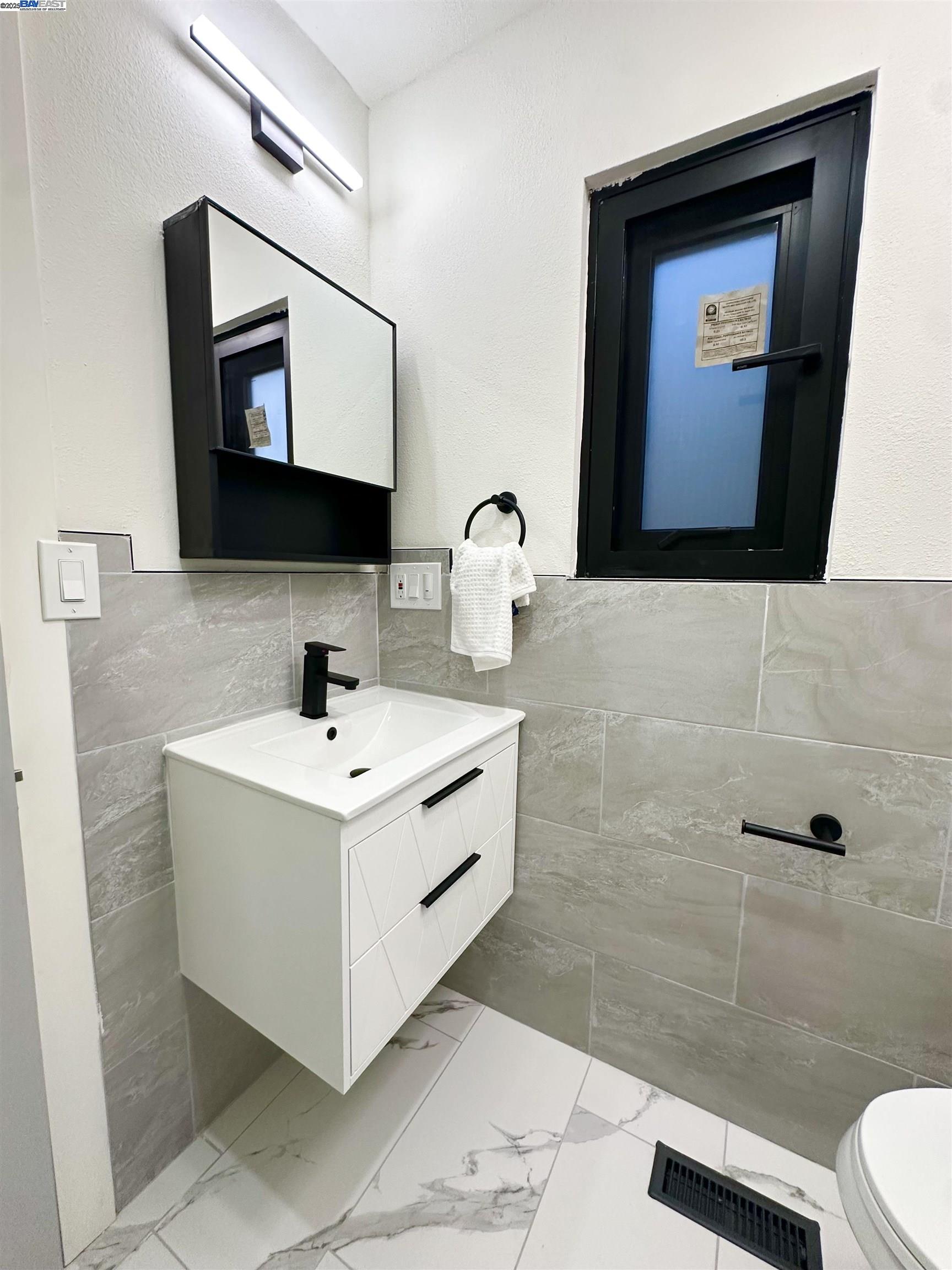 Detail Gallery Image 23 of 41 For 2930 Parker Ave, Oakland,  CA 94605-3320 - 3 Beds | 2 Baths