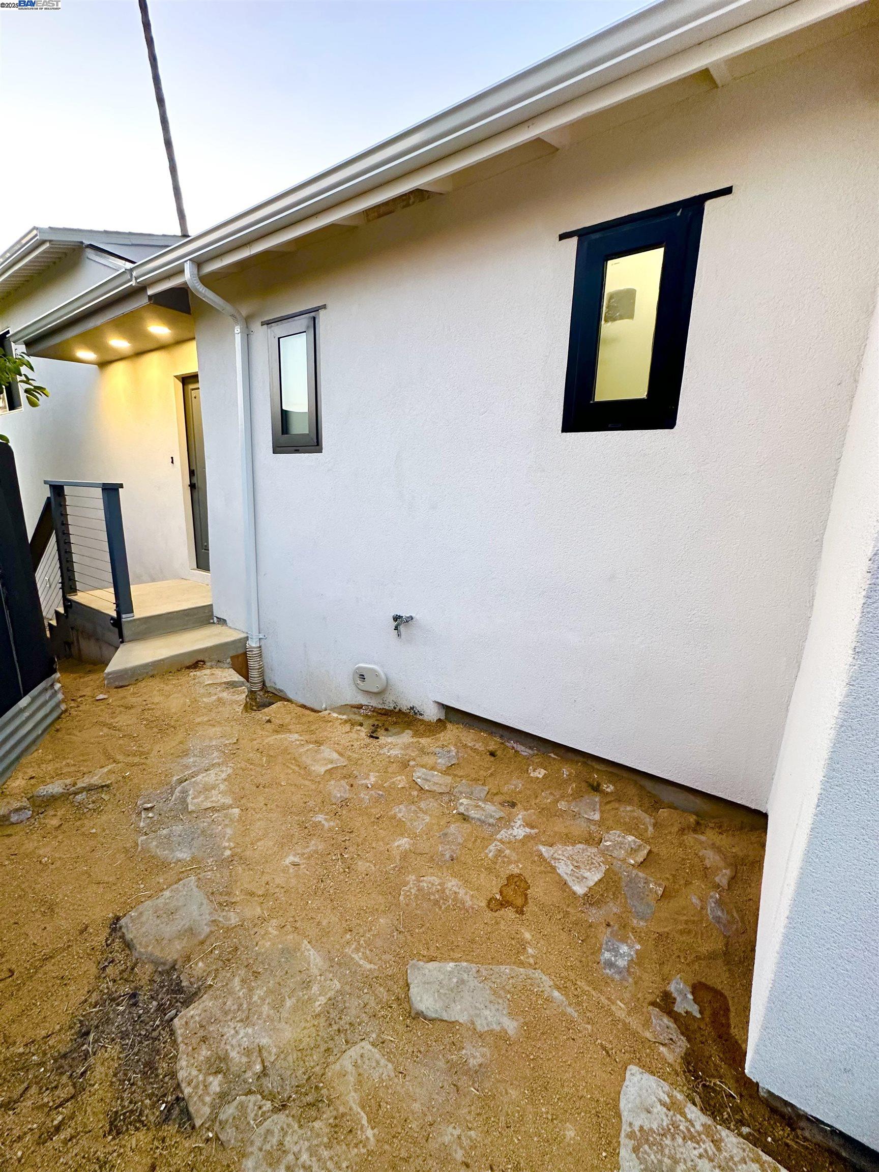 Detail Gallery Image 34 of 41 For 2930 Parker Ave, Oakland,  CA 94605-3320 - 3 Beds | 2 Baths