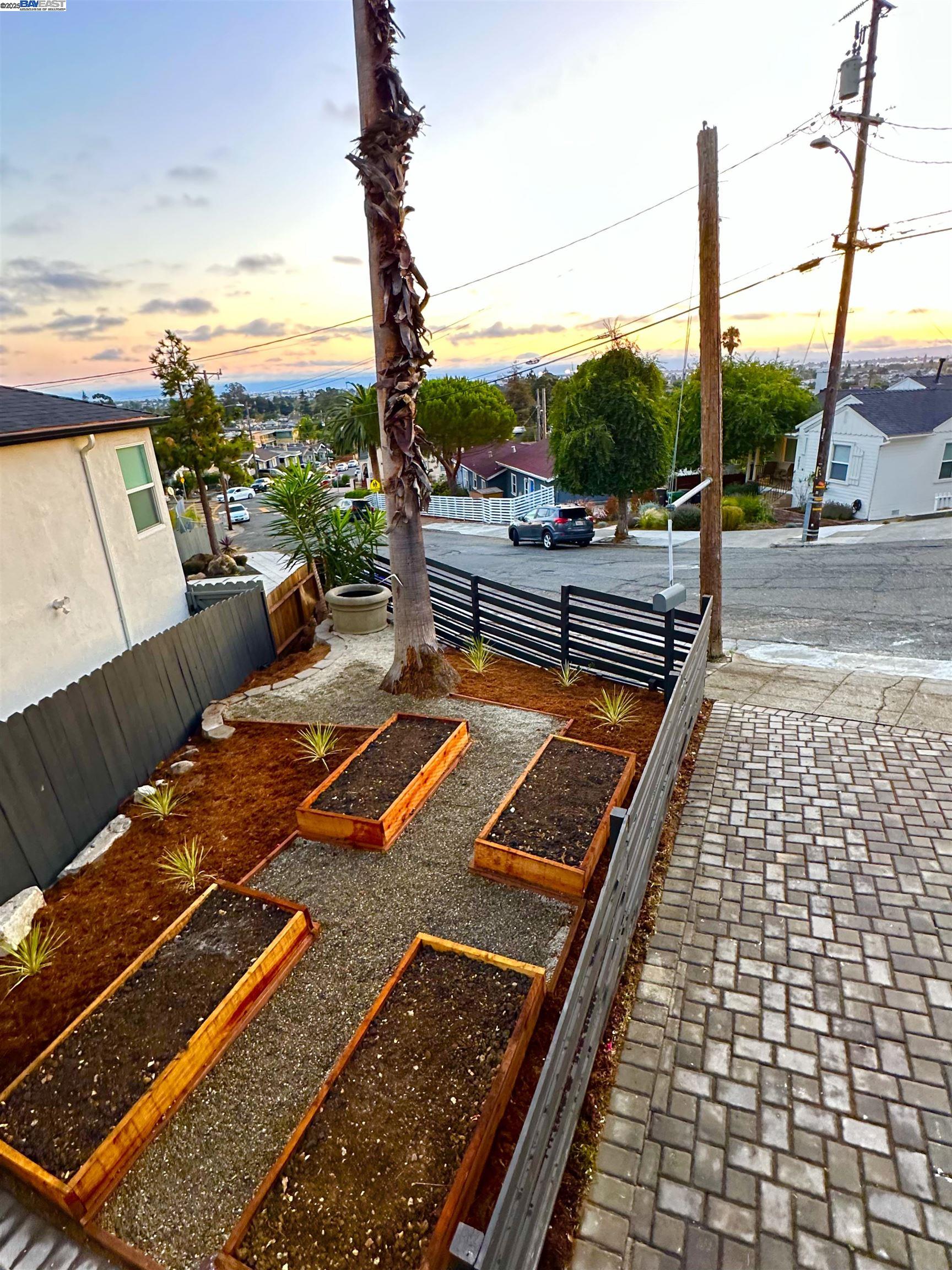 Detail Gallery Image 35 of 41 For 2930 Parker Ave, Oakland,  CA 94605-3320 - 3 Beds | 2 Baths