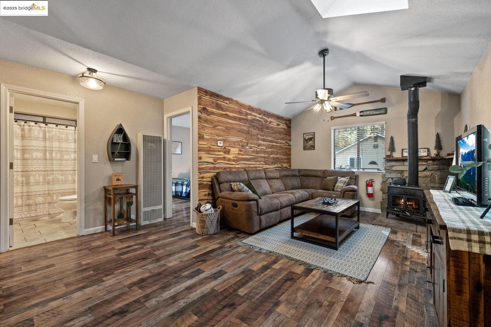 Detail Gallery Image 5 of 21 For 22529 Twain Harte Dr, Twain Harte,  CA 95383 - 2 Beds | 1 Baths