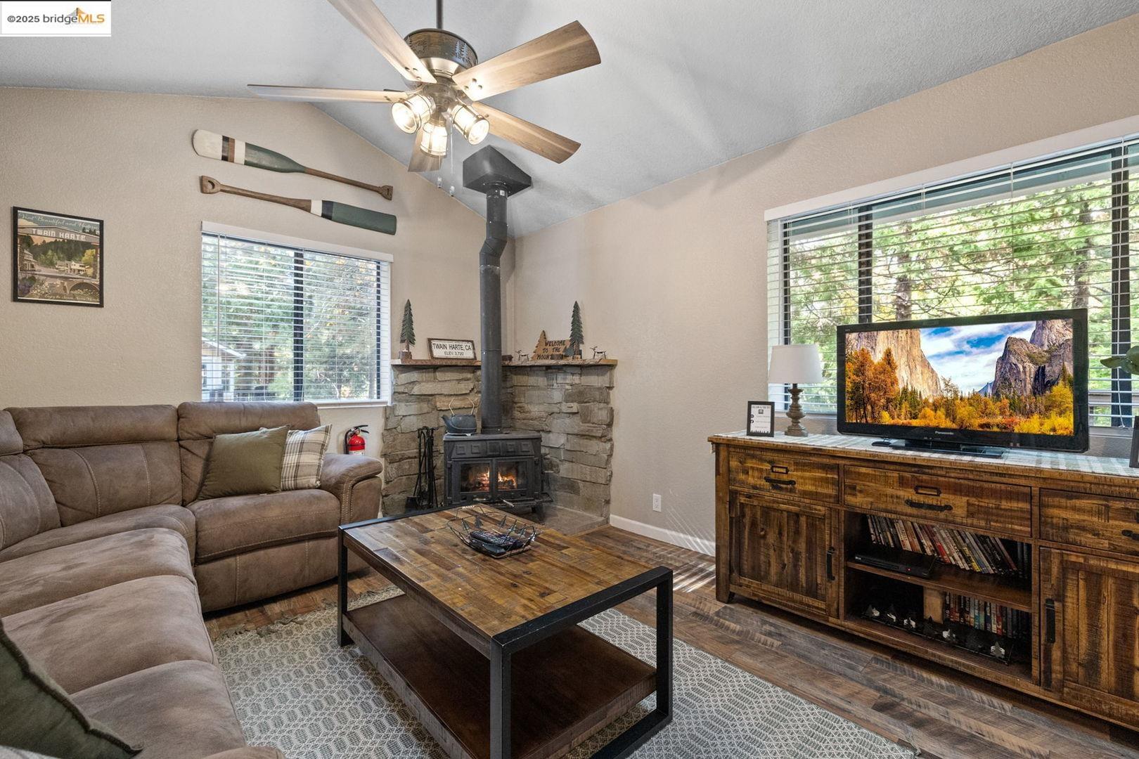 Detail Gallery Image 8 of 21 For 22529 Twain Harte Dr, Twain Harte,  CA 95383 - 2 Beds | 1 Baths