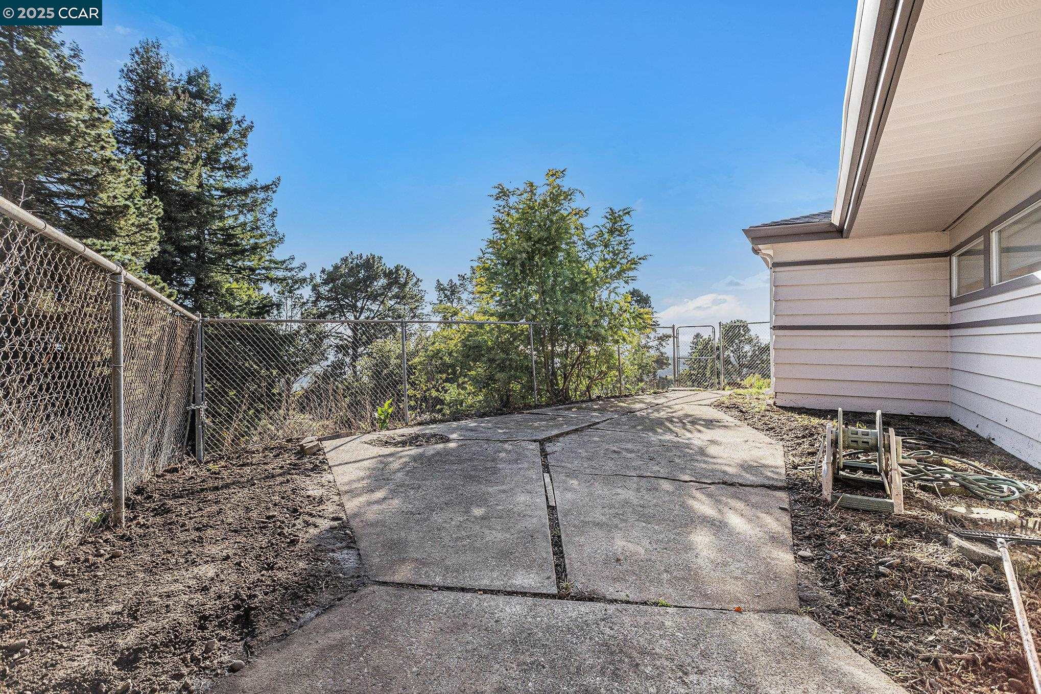 Detail Gallery Image 22 of 28 For 13460 Skyline Blvd, Oakland,  CA 94619 - 4 Beds | 3 Baths