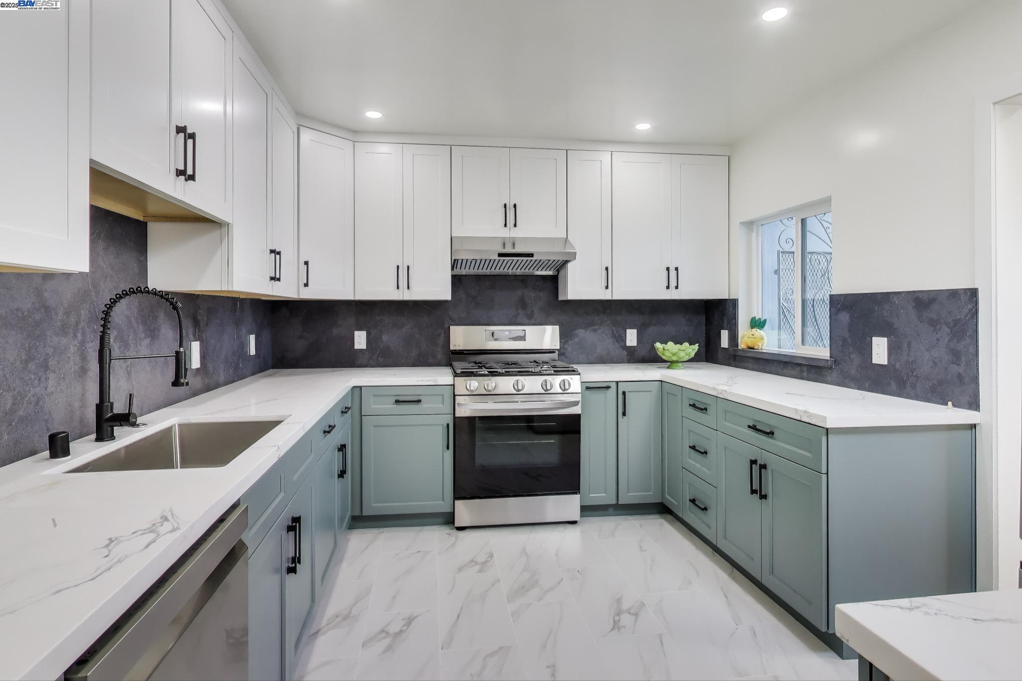 Detail Gallery Image 8 of 31 For 325 1st Ave, Daly City,  CA 94014 - 4 Beds | 3 Baths