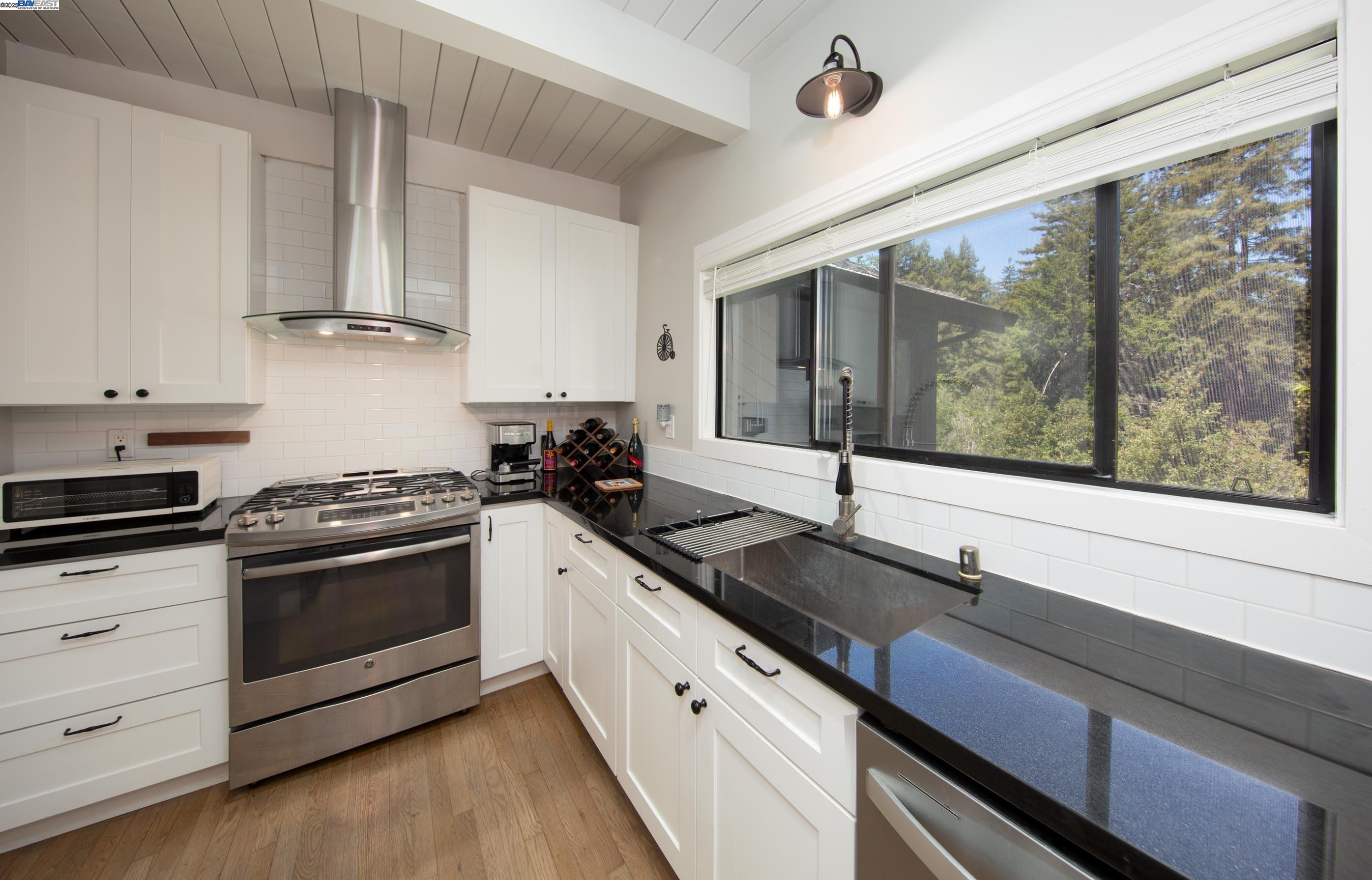 Detail Gallery Image 6 of 28 For 2165 Upper Scenic Dr, Felton,  CA 95018 - 3 Beds | 2 Baths