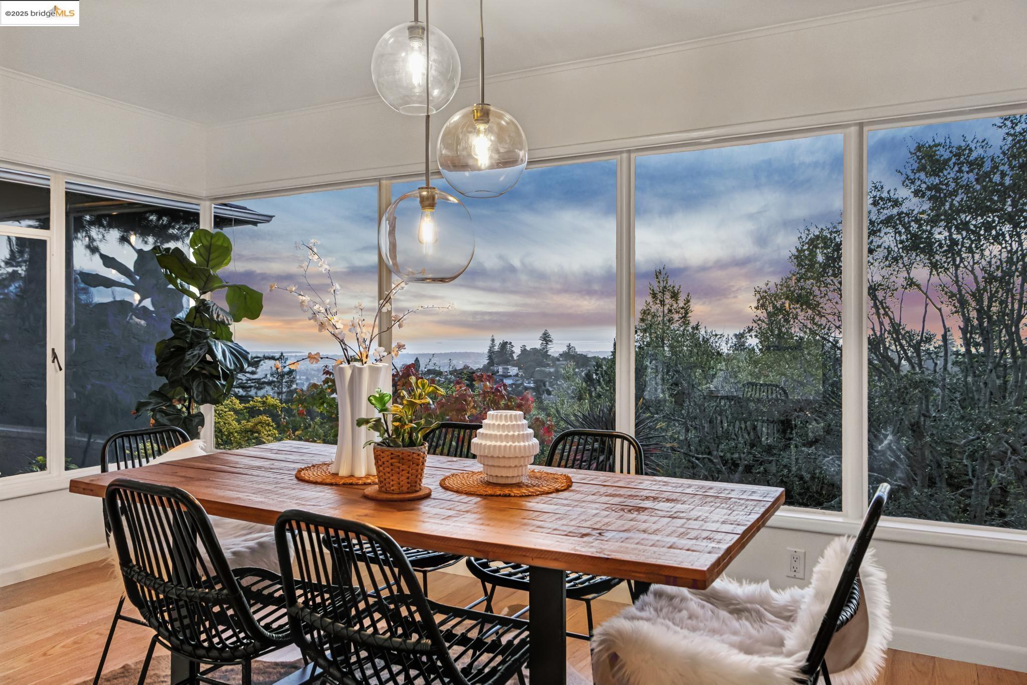 Detail Gallery Image 2 of 60 For 5973 Rincon Dr, Oakland,  CA 94611 - 3 Beds | 2/1 Baths