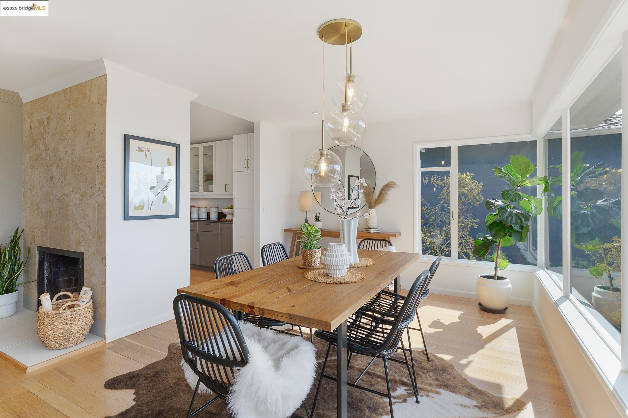 Detail Gallery Image 12 of 60 For 5973 Rincon Dr, Oakland,  CA 94611 - 3 Beds | 2/1 Baths