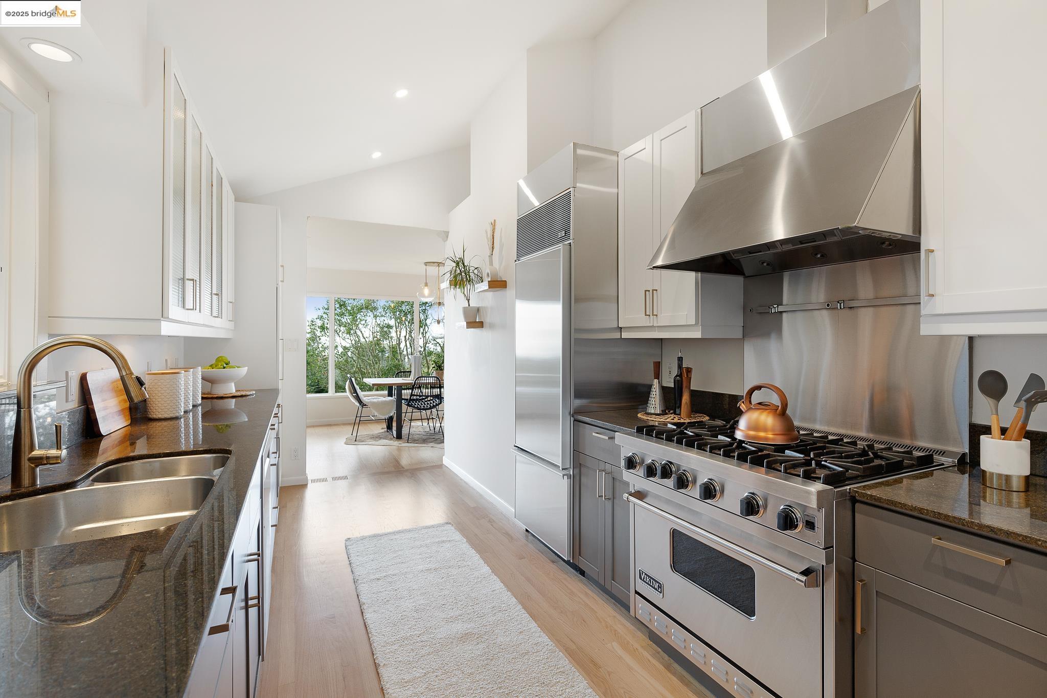 Detail Gallery Image 13 of 60 For 5973 Rincon Dr, Oakland,  CA 94611 - 3 Beds | 2/1 Baths