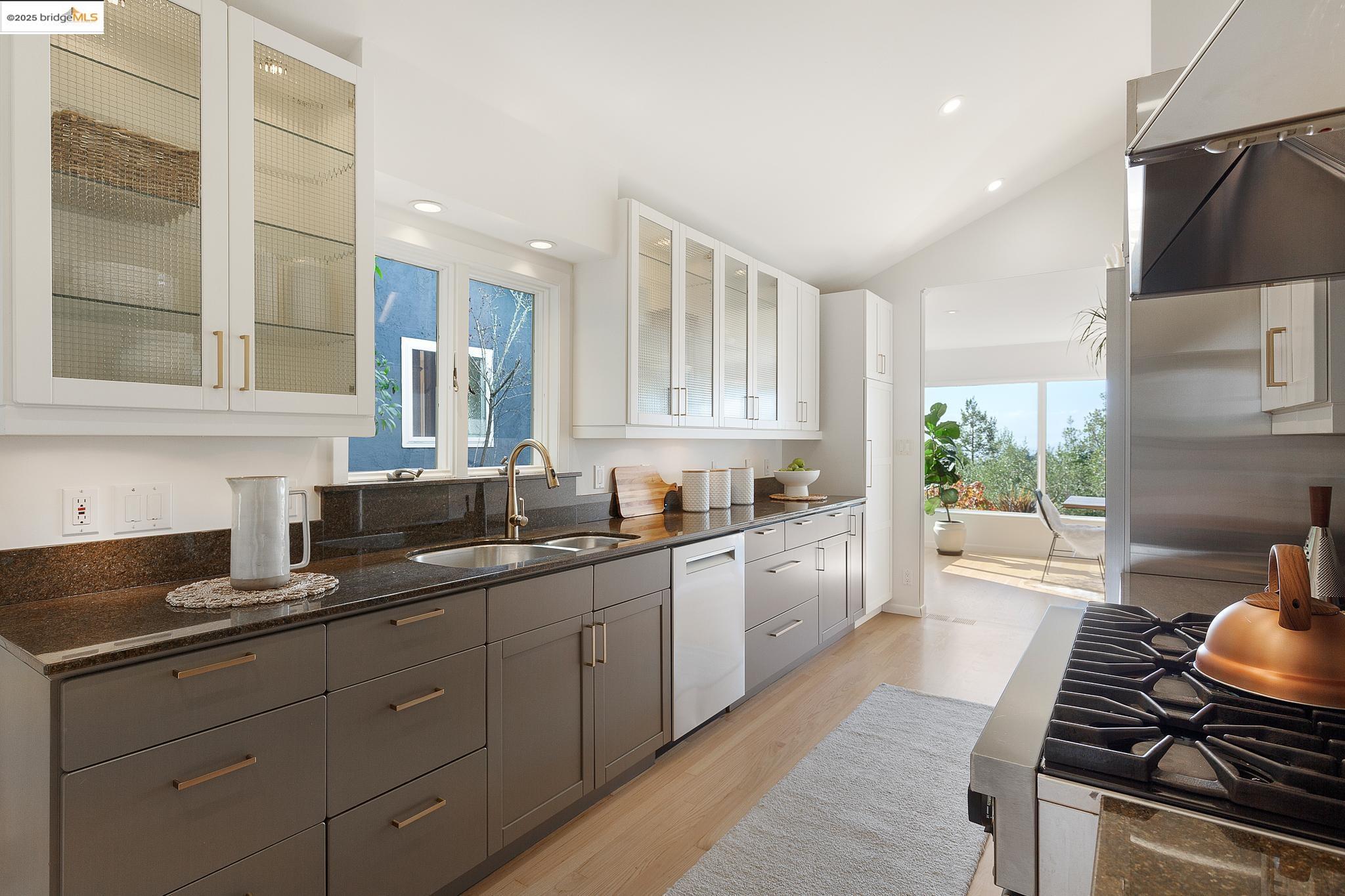 Detail Gallery Image 14 of 60 For 5973 Rincon Dr, Oakland,  CA 94611 - 3 Beds | 2/1 Baths